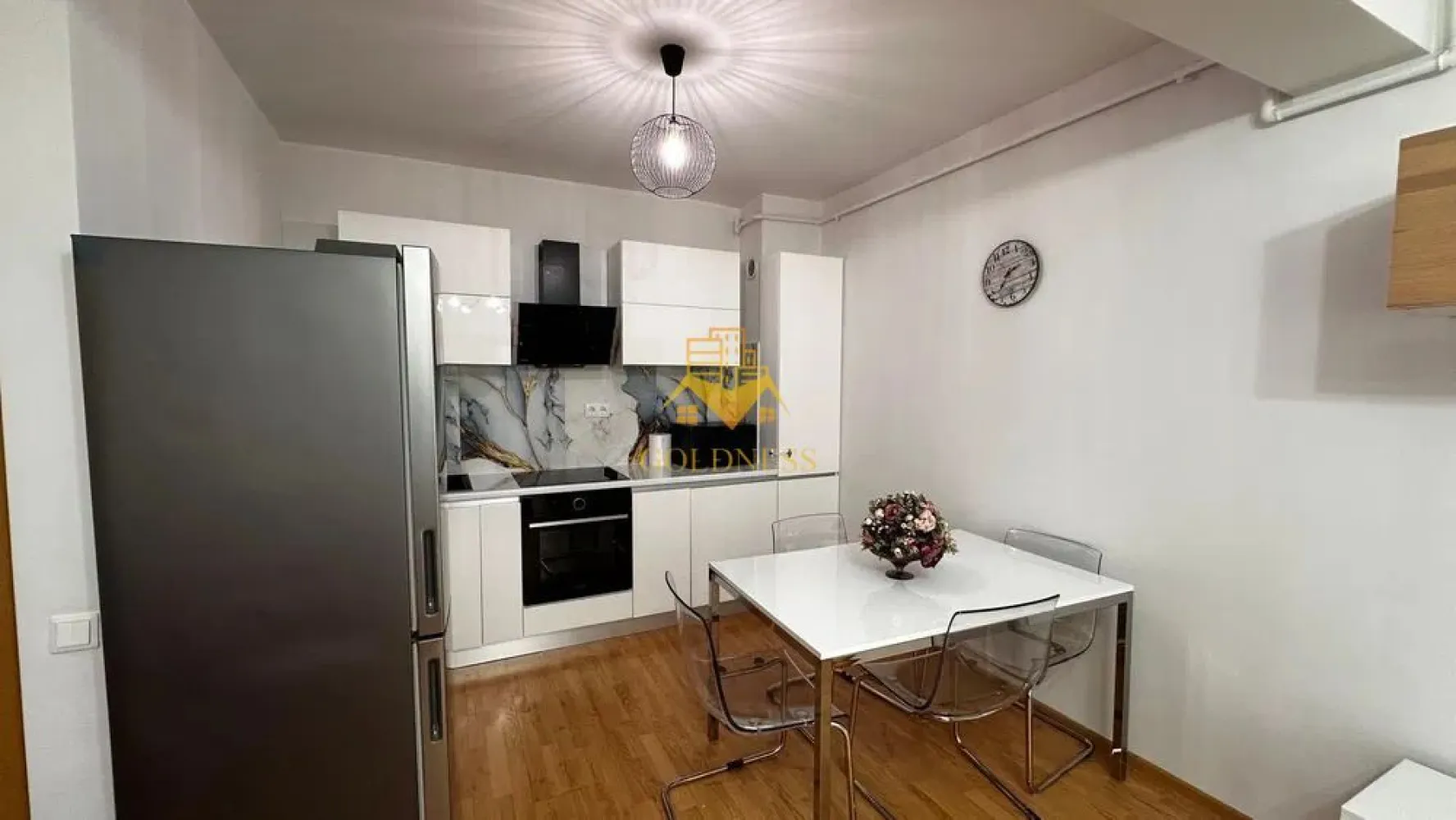 2 camere, modern, bloc nou, garaj, Europa Zona Calea Turzii, Toyota - GOLDNESS Imobiliare vă propune spre închiriere un apartament cu 2 camere complet mobilat și utilat, la etajul 4 într-un imobil de 8 etaje, în Cartierul Europa.
Dispune de parcare subterana inclusa in pret!
Se află în apropierea stațiilor de transport în comun, magazine, restaurante, spații verzi, farmacii, etc. 

Apartamentul este compartimentat astfel:
 - dormitor cu pat matrimonial, dressing, noptiere
 - living cu canapea extensibila, spatiu pentru depozitare, masuta pentru cafea, TV
 - bucatarie complet mobilata, utilata, loc de luat masa
 - baie cu cada, calorifer port prosop și dulap pentru depozitare.
 - terasa de 10 mp.

Imobilul este dotat cu toate cele necesare- centrală proprie, frigider, aragaz, hotă, mașină de spălat haine, etc. 

Dacă sunteți interesați de acest apartament și doriți să îl vizionați, dar și pentru alte oferte nu ezitați să ne contactați telefonic sau prin e-mail. Vă stăm la dispoziție!
Pentru intermediere se percepe un comision de 50% din prețul chiriei!