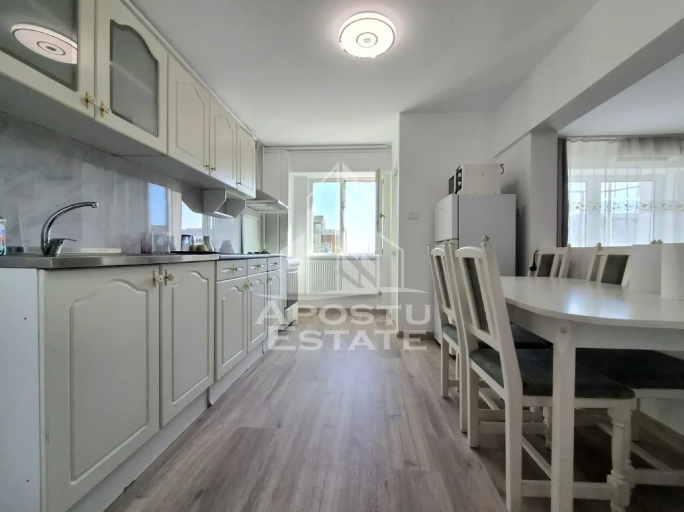 Apartament doua camere,Zona Vlaicu - Apostu Estate vă oferă spre închiriere un apartament cu 2 camere, decomandat, spațios și foarte bine compartimentat.
Locuința este luminoasă, confortabilă și izolată termic pe interiorsi si extrior oferind un ambient plăcut pe tot parcursul anului.
Apartamentul este amplasat într-o zonă excelentă, în apropierea cafenelelor, parcurilor și a mijloacelor de transport în comun, cu acces rapid către toate punctele de interes.
Este alegerea ideală pentru un cuplu sau persoane care își doresc confort și accesibilitate.
Pentru mai multe informații și programarea unei vizionări, vă invităm să ne contactați. 
CP3217669