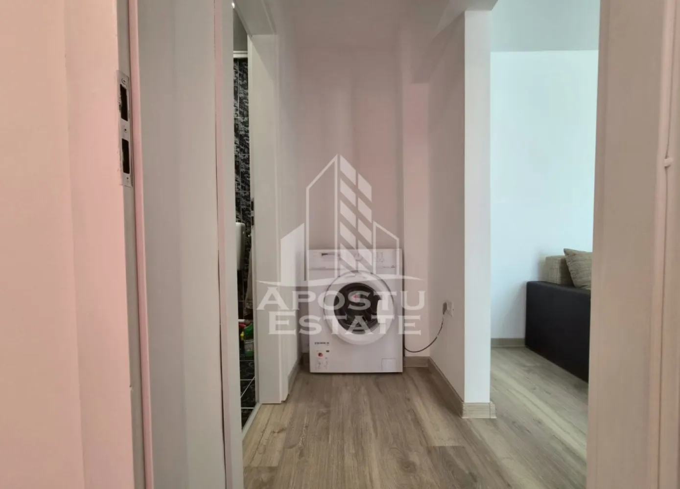 Apartament doua camere,Zona Vlaicu - Apostu Estate vă oferă spre închiriere un apartament cu 2 camere, decomandat, spațios și foarte bine compartimentat.
Locuința este luminoasă, confortabilă și izolată termic pe interiorsi si extrior oferind un ambient plăcut pe tot parcursul anului.
Apartamentul este amplasat într-o zonă excelentă, în apropierea cafenelelor, parcurilor și a mijloacelor de transport în comun, cu acces rapid către toate punctele de interes.
Este alegerea ideală pentru un cuplu sau persoane care își doresc confort și accesibilitate.
Pentru mai multe informații și programarea unei vizionări, vă invităm să ne contactați. 
CP3217669
