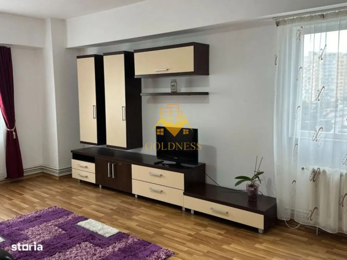 2 camere decomandate, Piata Marasti, Bvd. 21 Decembrie, The Office - GOLDNESS Imobiliare vă propune spre închiriere un apartament cu 2 camere decomandate, complet mobilat și utilat, la etajul 1 în Cartierul Marasti.
Se poate parca in zona la liber!
Se află în apropierea stațiilor de transport în comun, magazine, restaurante, spații verzi, farmacii, etc. 

Apartamentul este compartimentat astfel:
 - 2 dormitoare cu canapea extensibila, dressing si birou
 - bucatarie complet utilata si mobilata, spatiu de servit masa 
 - baie cu cada, calorifer port-prosop si spatiu de depozitare
- balcon de 4 mp.

Imobilul este dotat cu toate cele necesare- centrală proprie, frigider, aragaz, hotă, mașină de spălat haine, etc. 

Dacă sunteți interesați de acest apartament și doriți să îl vizionați, dar și pentru alte oferte nu ezitați să ne contactați telefonic sau prin e-mail. Vă stăm la dispoziție!
Pentru intermediere se percepe un comision de 50% din prețul chiriei!