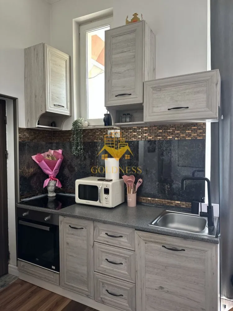 1 camera, Zorilor, Premium, UMF, USAMV, UTCN, Observatorului, Centrala - GOLDNESS Imobiliare vă propune spre închiriere un apartament cu 1 camere complet mobilat și utilat, la Parter într-un imobil de 4 etaje, în Cartierul Zorilor, zona UMF/USAMV.

USAMV la distanță de (1.3KM) 
UMF la distanță de (1.0KM)

Se află în apropierea stațiilor de transport în comun, magazine, restaurante, spații verzi, farmacii, etc. 

Apartamentul este compartimentat astfel:
 - camera cu pat matrimonial, dressing, noptiere
 - canapea extensibilă 
 - bucătărie complet utilată și mobilată 
 - baie cu dus walkin , calorifer port prosop și dulap pentru depozitare.

Imobilul este dotat cu toate cele necesare- centrală proprie, frigider, aragaz, hotă, mașină de spălat haine, etc. 

Dacă sunteți interesați de acest apartament și doriți să îl vizionați, dar și pentru alte oferte nu ezitați să ne contactați telefonic sau prin e-mail. Vă stăm la dispoziție!
Pentru intermediere se percepe un comision de 50% din prețul chiriei!