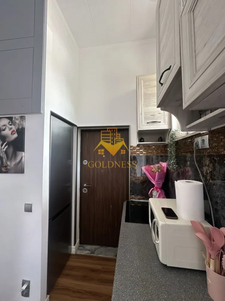 1 camera, Zorilor, Premium, UMF, USAMV, UTCN, Observatorului, Centrala - GOLDNESS Imobiliare vă propune spre închiriere un apartament cu 1 camere complet mobilat și utilat, la Parter într-un imobil de 4 etaje, în Cartierul Zorilor, zona UMF/USAMV.

USAMV la distanță de (1.3KM) 
UMF la distanță de (1.0KM)

Se află în apropierea stațiilor de transport în comun, magazine, restaurante, spații verzi, farmacii, etc. 

Apartamentul este compartimentat astfel:
 - camera cu pat matrimonial, dressing, noptiere
 - canapea extensibilă 
 - bucătărie complet utilată și mobilată 
 - baie cu dus walkin , calorifer port prosop și dulap pentru depozitare.

Imobilul este dotat cu toate cele necesare- centrală proprie, frigider, aragaz, hotă, mașină de spălat haine, etc. 

Dacă sunteți interesați de acest apartament și doriți să îl vizionați, dar și pentru alte oferte nu ezitați să ne contactați telefonic sau prin e-mail. Vă stăm la dispoziție!
Pentru intermediere se percepe un comision de 50% din prețul chiriei!