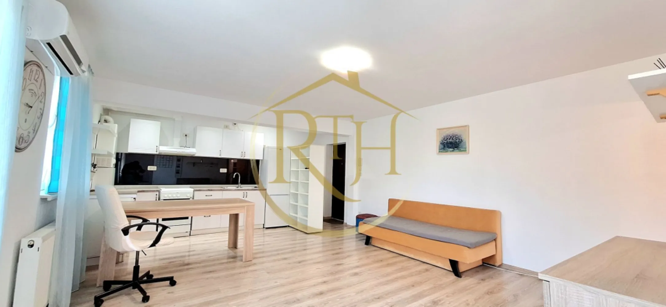 Apartament cu 2 camere de închiriat în Giroc – bloc nou, Langa Parc Giroc - Vă propunem spre închiriere un apartament spațios cu 2 camere, situat la etajul 1 al unui bloc nou din Giroc, pe strada Preot David Voniga, chiar langa Parc Giroc. Proprietatea beneficiază de o amplasare excelentă, într-o zonă liniștită și foarte bine dezvoltată, cu acces rapid către toate facilitățile necesare. La doar 2 minute de mers pe jos se află magazine precum Profi, Lidl, Pepco, Mega Image și ILocale, săli de fitness și stații pentru mijloacele de transport în comun, iar în aproximativ 10 minute se poate ajunge la Liceul Teoretic David Voniga, Primăria Giroc, biserică, grădinițe și alte puncte de interes.

Apartamentul este compartimentat modern și funcțional, fiind compus dintr-un living generos cu bucătărie open-space, un dormitor matrimonial, o baie spațioasă prevăzută cu cadă și geam pentru aerisire naturală, precum și un balcon cu acces din living, ideal pentru momentele de relaxare.
Locuința este complet mobilată și utilată, fiind pregătită pentru mutare imediată. Bucătăria este echipată cu frigider, aragaz și hotă, iar apartamentul dispune și de mașină de spălat rufe. Confortul termic este asigurat de centrala termică proprie pe gaz, calorifere și aparat de aer condiționat, oferind un ambient plăcut pe tot parcursul anului.

Apartamentul se închiriază exact așa cum poate fi văzut în fotografii și în turul video, fiind o alegere excelentă pentru un cuplu, o familie sau o persoană care își dorește o locuință primitoare, bine compartimentată și situată într-o zonă liniștită, cu acces rapid către magazine, parc, mijloace de transport și toate facilitățile necesare. Proprietatea este pet friendly, animalele de companie fiind binevenite.

Vizionare online: https://youtu.be/BJJIcegeF-8?is=oL4ovolhs65etUyK
Preț: 350 euro/lună + garanție 350 euro + comision agenție.
Proprietate reprezentată în exclusivitate de RealTimHouse.ro – Un pas spre un loc doar al tău!