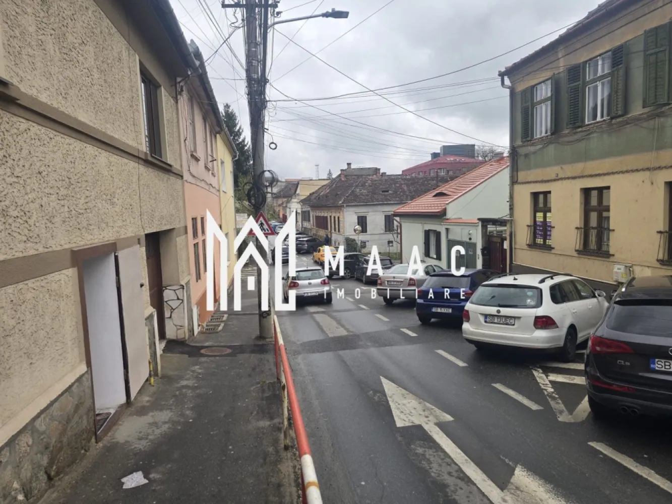 Apartament 2 camere DECOMANDAT 75 MPU Strada Rennes - MAAC Imobiliare vă propune spre vânzare un apartament cu 2 camere decomandate, situat în zona centrală, pe Strada Rennes, o locație apreciată pentru accesibilitate și proximitatea față de punctele de interes urbane. Proprietatea dispune de o suprafață utilă de 75 mp și se remarcă prin compartimentarea eficientă, oferind un confort sporit pentru locuire sau investiție pe termen lung. Apartamentul este poziționat la etajul 2, un etaj intermediar ideal, și ocupă întreg nivelul, asigurând intimitate și liniște. Spațiile interioare sunt generoase, cu camere mari, luminoase și înalte, ce permit multiple posibilități de amenajare. Cele două băi sunt prevăzute fiecare cu geam pentru aerisire naturală, un avantaj rar întâlnit. De asemenea, proprietatea beneficiază de un view superb și include o pivniță spațioasă de 12 mp, ideală pentru depozitare. Apartamentul necesită renovare, oferind astfel oportunitatea perfectă de personalizare completă în funcție de preferințele viitorului proprietar. -total decomandat -etaj intermediar 2 -2 băi fiecare cu geam -singur pe nivel -view superb -pivniță 12 mp -camere mari, luminoase și înalte -necesită renovare și se poate amenaja după propriul gust Pentru mai multe detalii vă rugăm să menționați CP3007442 la telefon. }}