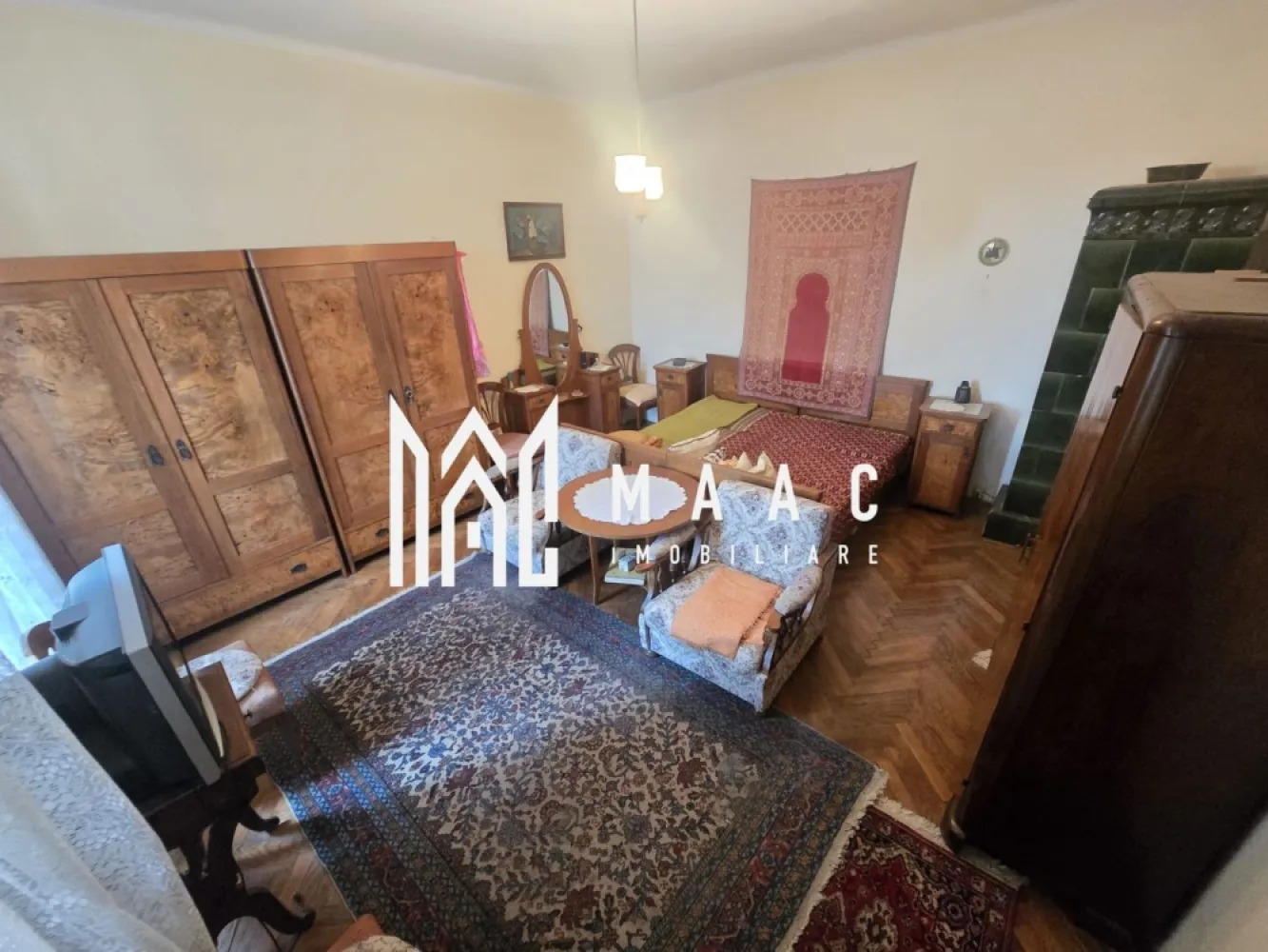 Apartament 2 camere DECOMANDAT 75 MPU Strada Rennes - MAAC Imobiliare vă propune spre vânzare un apartament cu 2 camere decomandate, situat în zona centrală, pe Strada Rennes, o locație apreciată pentru accesibilitate și proximitatea față de punctele de interes urbane. Proprietatea dispune de o suprafață utilă de 75 mp și se remarcă prin compartimentarea eficientă, oferind un confort sporit pentru locuire sau investiție pe termen lung. Apartamentul este poziționat la etajul 2, un etaj intermediar ideal, și ocupă întreg nivelul, asigurând intimitate și liniște. Spațiile interioare sunt generoase, cu camere mari, luminoase și înalte, ce permit multiple posibilități de amenajare. Cele două băi sunt prevăzute fiecare cu geam pentru aerisire naturală, un avantaj rar întâlnit. De asemenea, proprietatea beneficiază de un view superb și include o pivniță spațioasă de 12 mp, ideală pentru depozitare. Apartamentul necesită renovare, oferind astfel oportunitatea perfectă de personalizare completă în funcție de preferințele viitorului proprietar. -total decomandat -etaj intermediar 2 -2 băi fiecare cu geam -singur pe nivel -view superb -pivniță 12 mp -camere mari, luminoase și înalte -necesită renovare și se poate amenaja după propriul gust Pentru mai multe detalii vă rugăm să menționați CP3007442 la telefon. }}