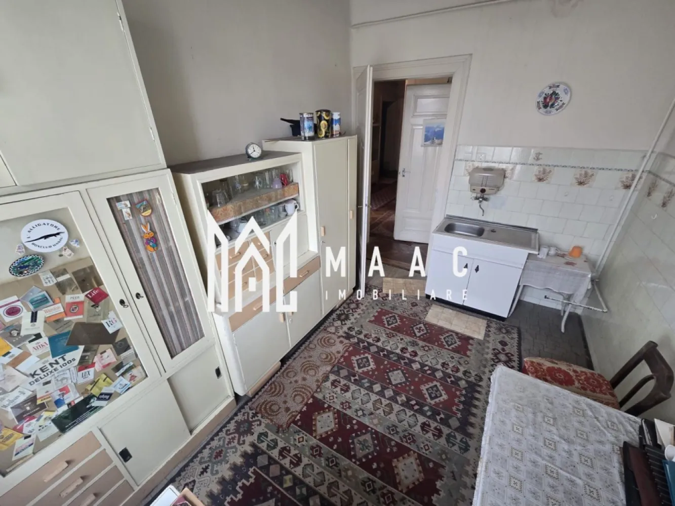Apartament 2 camere DECOMANDAT 75 MPU Strada Rennes - MAAC Imobiliare vă propune spre vânzare un apartament cu 2 camere decomandate, situat în zona centrală, pe Strada Rennes, o locație apreciată pentru accesibilitate și proximitatea față de punctele de interes urbane. Proprietatea dispune de o suprafață utilă de 75 mp și se remarcă prin compartimentarea eficientă, oferind un confort sporit pentru locuire sau investiție pe termen lung. Apartamentul este poziționat la etajul 2, un etaj intermediar ideal, și ocupă întreg nivelul, asigurând intimitate și liniște. Spațiile interioare sunt generoase, cu camere mari, luminoase și înalte, ce permit multiple posibilități de amenajare. Cele două băi sunt prevăzute fiecare cu geam pentru aerisire naturală, un avantaj rar întâlnit. De asemenea, proprietatea beneficiază de un view superb și include o pivniță spațioasă de 12 mp, ideală pentru depozitare. Apartamentul necesită renovare, oferind astfel oportunitatea perfectă de personalizare completă în funcție de preferințele viitorului proprietar. -total decomandat -etaj intermediar 2 -2 băi fiecare cu geam -singur pe nivel -view superb -pivniță 12 mp -camere mari, luminoase și înalte -necesită renovare și se poate amenaja după propriul gust Pentru mai multe detalii vă rugăm să menționați CP3007442 la telefon. }}