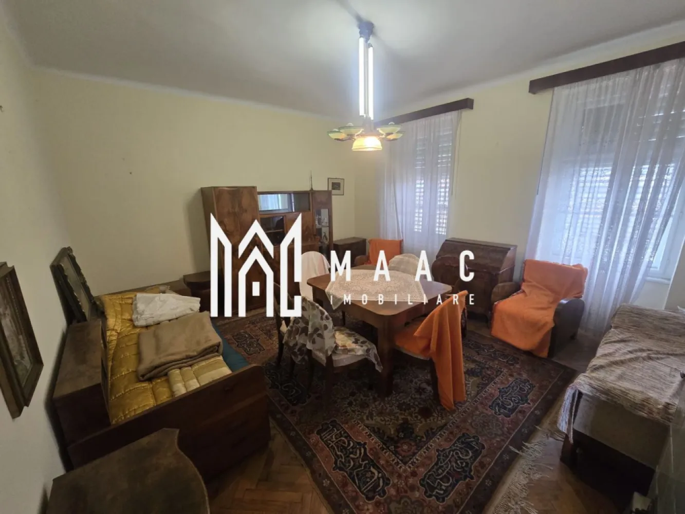 Apartament 2 camere DECOMANDAT 75 MPU Strada Rennes - MAAC Imobiliare vă propune spre vânzare un apartament cu 2 camere decomandate, situat în zona centrală, pe Strada Rennes, o locație apreciată pentru accesibilitate și proximitatea față de punctele de interes urbane. Proprietatea dispune de o suprafață utilă de 75 mp și se remarcă prin compartimentarea eficientă, oferind un confort sporit pentru locuire sau investiție pe termen lung. Apartamentul este poziționat la etajul 2, un etaj intermediar ideal, și ocupă întreg nivelul, asigurând intimitate și liniște. Spațiile interioare sunt generoase, cu camere mari, luminoase și înalte, ce permit multiple posibilități de amenajare. Cele două băi sunt prevăzute fiecare cu geam pentru aerisire naturală, un avantaj rar întâlnit. De asemenea, proprietatea beneficiază de un view superb și include o pivniță spațioasă de 12 mp, ideală pentru depozitare. Apartamentul necesită renovare, oferind astfel oportunitatea perfectă de personalizare completă în funcție de preferințele viitorului proprietar. -total decomandat -etaj intermediar 2 -2 băi fiecare cu geam -singur pe nivel -view superb -pivniță 12 mp -camere mari, luminoase și înalte -necesită renovare și se poate amenaja după propriul gust Pentru mai multe detalii vă rugăm să menționați CP3007442 la telefon. }}