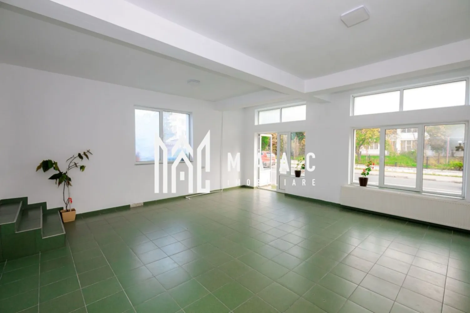 SPATIU COMERCIAL DE INCHIRIAT| ZONA MALL-ul NOU| CENTRALA TERMICA - 🏢 Maac Imobiliare propune spre închiriere spațiu comercial – zona Mall Nou, Strada Ferdinand, Râmnicu Vâlcea Maac Imobiliare propune spre închiriere un spațiu comercial situat într-o zonă excelentă, pe Strada Ferdinand, în apropierea Mall-ului Nou din Râmnicu Vâlcea. 📐 Suprafață totală: 100 mp, compartimentată în două încăperi de câte 50 mp fiecare – ideal pentru birouri, showroom, salon, cabinet sau alte activități comerciale. 🔥 Spațiul este dotat cu centrală termică proprie, oferind confort termic pe tot parcursul anului. ✔️ Avantaje: Compartimentare practică și flexibilă Acces facil și vizibilitate excelentă 💰 Preț: 600 € / lună 📞 Pentru mai multe detalii sau vizionări: Maac Imobiliare CP2812290 }}