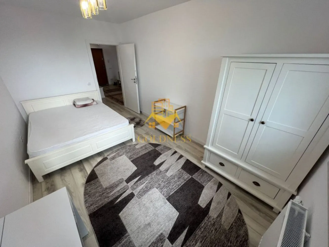 3 Camere Modern, Zorilor, Frunzisului, Lidl, Observatorului, Parcare - GOLDNESS Imobiliare vă propune spre închiriere un apartament cu 3 camere complet mobilat și utilat, la etajul 1 într-un imobil de 15 etaje, în cartierul Zorilor . Apartamentul este compartimentat astfel:

 - dormitor cu pat matrimonial, dressing, noptiere
 - dormitor cu pat single și spații de depozitare
 - living cu canapea, zona de luat masa
 - bucatarie complet echipata si dotata
 - baie cu cabină de duș, calorifer port prosop inox și dulap pentru depozitare.
 - 2 balcoane de 12 mp.

Imobilul este dotat cu toate cele necesare- centrală proprie, mașină de spălat haine, frigider, plită electrică, hotă, TV, etc. 
Se află în apropierea stațiilor de transport în comun, magazine, restaurante, spații verzi, farmacii, etc. 

Deține un loc de parcare subteran !

Dacă sunteți interesați de acest apartament și doriți să îl vizionați, dar și pentru alte oferte sau detalii nu ezitați să ne contactați telefonic sau prin e-mail - goldnessimobiliare@gmail.com. Vă stăm la dispoziție!
Pentru intermediere se percepe un comision de 50% din prețul chiriei!