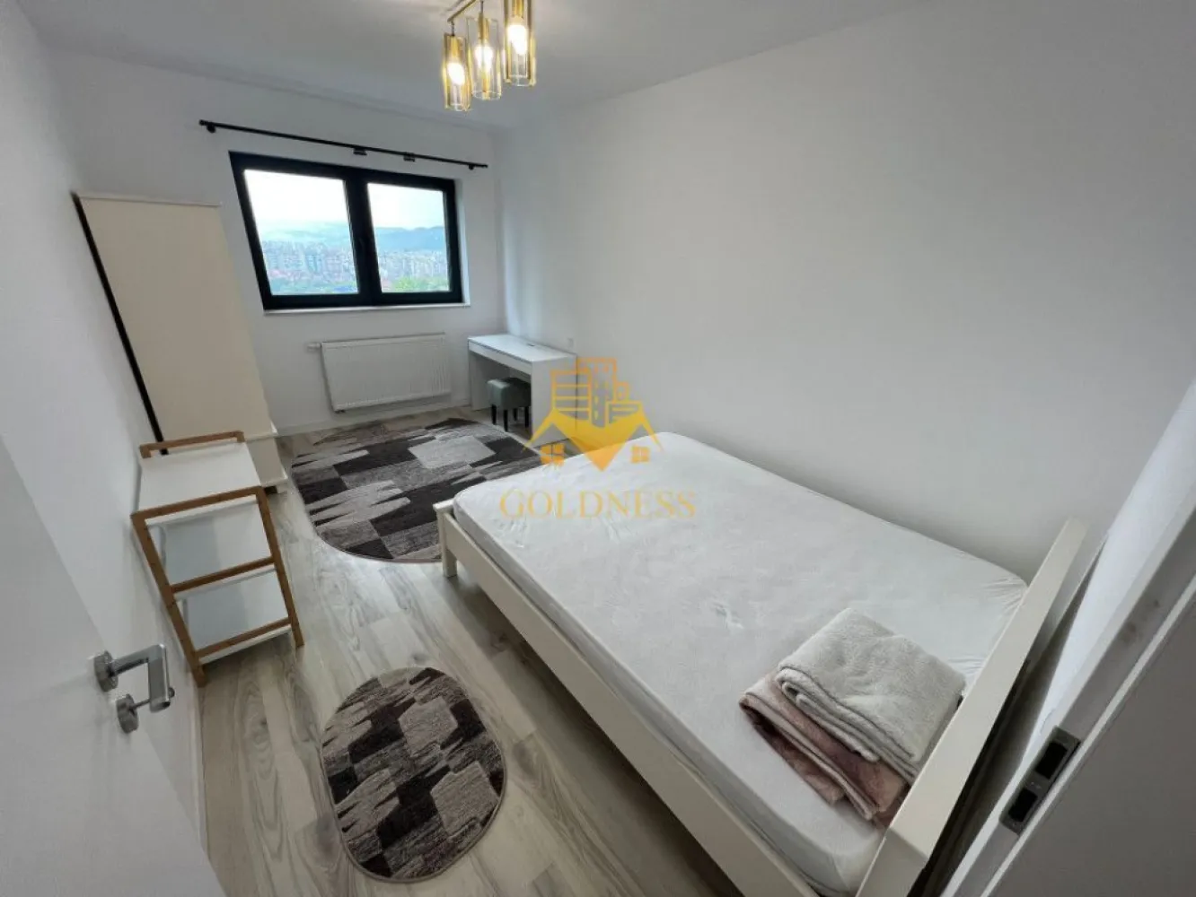 3 Camere Modern, Zorilor, Frunzisului, Lidl, Observatorului, Parcare - GOLDNESS Imobiliare vă propune spre închiriere un apartament cu 3 camere complet mobilat și utilat, la etajul 1 într-un imobil de 15 etaje, în cartierul Zorilor . Apartamentul este compartimentat astfel:

 - dormitor cu pat matrimonial, dressing, noptiere
 - dormitor cu pat single și spații de depozitare
 - living cu canapea, zona de luat masa
 - bucatarie complet echipata si dotata
 - baie cu cabină de duș, calorifer port prosop inox și dulap pentru depozitare.
 - 2 balcoane de 12 mp.

Imobilul este dotat cu toate cele necesare- centrală proprie, mașină de spălat haine, frigider, plită electrică, hotă, TV, etc. 
Se află în apropierea stațiilor de transport în comun, magazine, restaurante, spații verzi, farmacii, etc. 

Deține un loc de parcare subteran !

Dacă sunteți interesați de acest apartament și doriți să îl vizionați, dar și pentru alte oferte sau detalii nu ezitați să ne contactați telefonic sau prin e-mail - goldnessimobiliare@gmail.com. Vă stăm la dispoziție!
Pentru intermediere se percepe un comision de 50% din prețul chiriei!