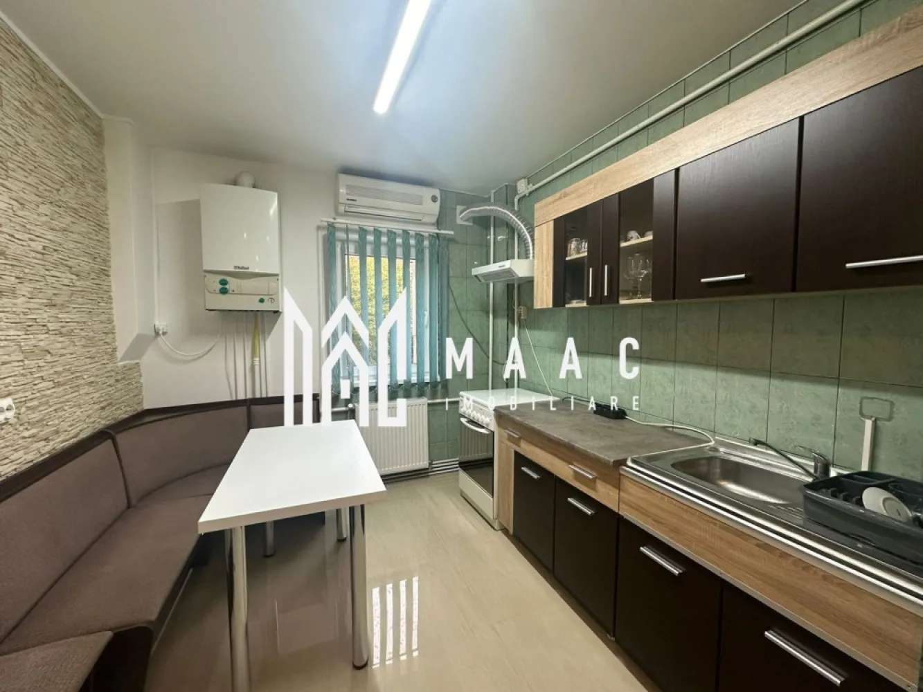 Apartament de inchiriat 2 camere DECOMANDAT Mihai Viteazu - MAAC Imobiliare vă propune spre închiriere un apartament cu 2 camere decomandate, situat la etajul 2 al unui imobil dotat cu lift, poziționat excelent vis-a-vis de Biserica Mihai Viteazu, într-o zonă cu acces facil către puncte de interes, mijloace de transport și facilități urbane. Apartamentul este complet mobilat și utilat, fiind pregătit pentru mutare imediată. Compartimentarea decomandată oferă confort și intimitate, iar bucătăria separată este dotată inclusiv cu aer condiționat, asigurând un ambient plăcut în orice sezon. Balconul este închis cu geamuri termopan, oferind un spațiu suplimentar util. Proprietatea a fost renovată recent, beneficiind de finisaje moderne și un aspect îngrijit. -mobilat și utilat -2 camere decomandate -bucătărie separată cu aer condiționat -balcon închis în termopan -renovat recent -liber imediat Pentru mai multe detalii vă rugăm să menționați CP3007509 la telefon. }}