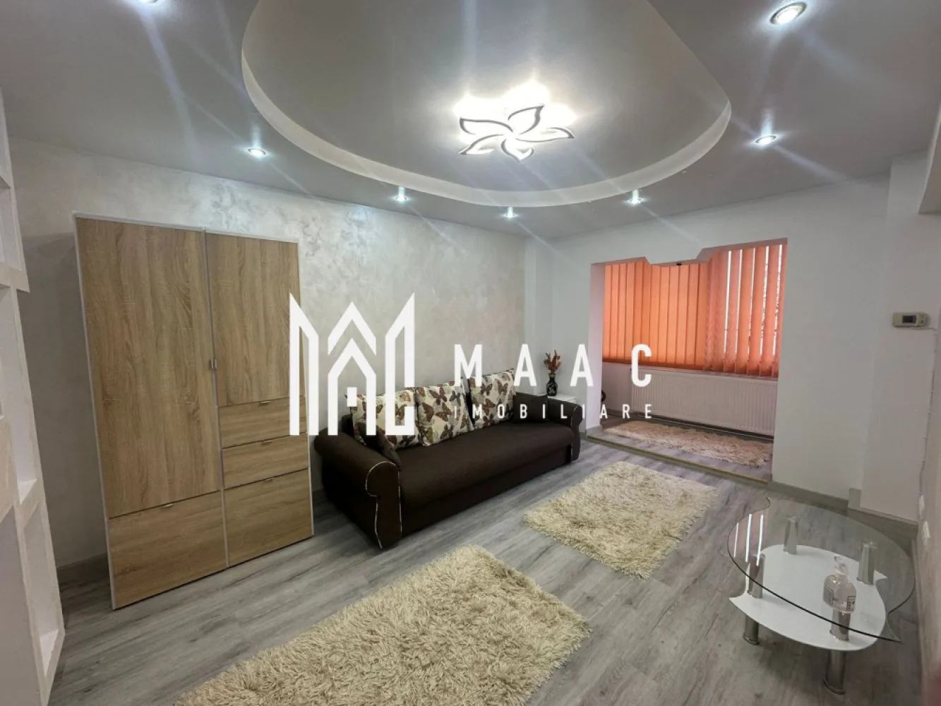 Apartament de inchiriat 2 camere DECOMANDAT Mihai Viteazu - MAAC Imobiliare vă propune spre închiriere un apartament cu 2 camere decomandate, situat la etajul 2 al unui imobil dotat cu lift, poziționat excelent vis-a-vis de Biserica Mihai Viteazu, într-o zonă cu acces facil către puncte de interes, mijloace de transport și facilități urbane. Apartamentul este complet mobilat și utilat, fiind pregătit pentru mutare imediată. Compartimentarea decomandată oferă confort și intimitate, iar bucătăria separată este dotată inclusiv cu aer condiționat, asigurând un ambient plăcut în orice sezon. Balconul este închis cu geamuri termopan, oferind un spațiu suplimentar util. Proprietatea a fost renovată recent, beneficiind de finisaje moderne și un aspect îngrijit. -mobilat și utilat -2 camere decomandate -bucătărie separată cu aer condiționat -balcon închis în termopan -renovat recent -liber imediat Pentru mai multe detalii vă rugăm să menționați CP3007509 la telefon. }}