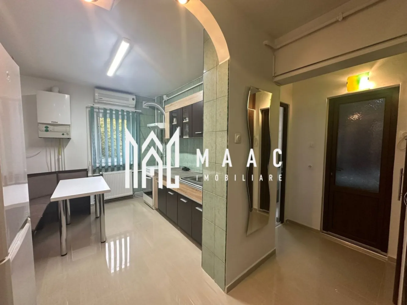 Apartament de inchiriat 2 camere DECOMANDAT Mihai Viteazu - MAAC Imobiliare vă propune spre închiriere un apartament cu 2 camere decomandate, situat la etajul 2 al unui imobil dotat cu lift, poziționat excelent vis-a-vis de Biserica Mihai Viteazu, într-o zonă cu acces facil către puncte de interes, mijloace de transport și facilități urbane. Apartamentul este complet mobilat și utilat, fiind pregătit pentru mutare imediată. Compartimentarea decomandată oferă confort și intimitate, iar bucătăria separată este dotată inclusiv cu aer condiționat, asigurând un ambient plăcut în orice sezon. Balconul este închis cu geamuri termopan, oferind un spațiu suplimentar util. Proprietatea a fost renovată recent, beneficiind de finisaje moderne și un aspect îngrijit. -mobilat și utilat -2 camere decomandate -bucătărie separată cu aer condiționat -balcon închis în termopan -renovat recent -liber imediat Pentru mai multe detalii vă rugăm să menționați CP3007509 la telefon. }}