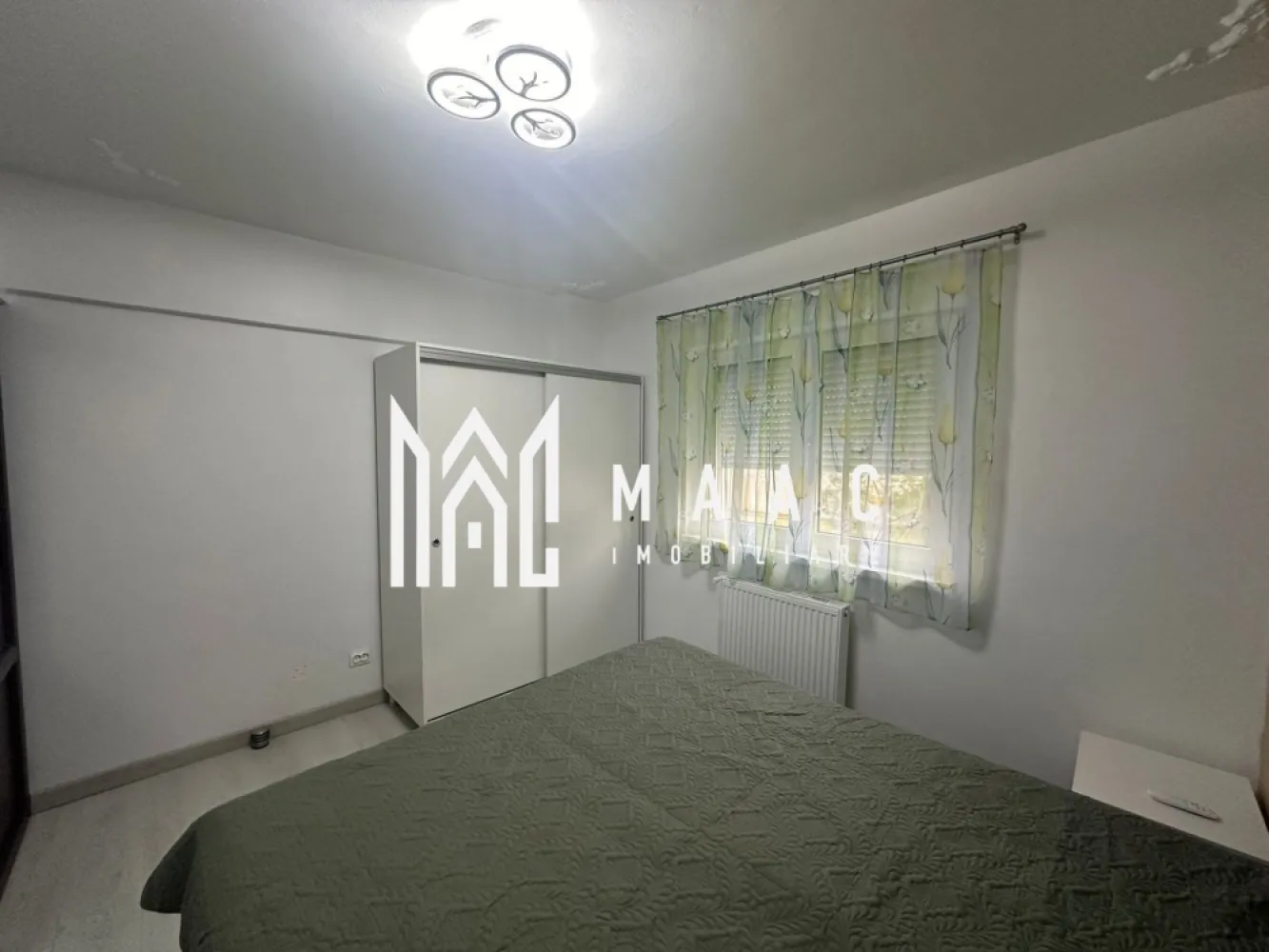 Apartament de inchiriat 2 camere DECOMANDAT Mihai Viteazu - MAAC Imobiliare vă propune spre închiriere un apartament cu 2 camere decomandate, situat la etajul 2 al unui imobil dotat cu lift, poziționat excelent vis-a-vis de Biserica Mihai Viteazu, într-o zonă cu acces facil către puncte de interes, mijloace de transport și facilități urbane. Apartamentul este complet mobilat și utilat, fiind pregătit pentru mutare imediată. Compartimentarea decomandată oferă confort și intimitate, iar bucătăria separată este dotată inclusiv cu aer condiționat, asigurând un ambient plăcut în orice sezon. Balconul este închis cu geamuri termopan, oferind un spațiu suplimentar util. Proprietatea a fost renovată recent, beneficiind de finisaje moderne și un aspect îngrijit. -mobilat și utilat -2 camere decomandate -bucătărie separată cu aer condiționat -balcon închis în termopan -renovat recent -liber imediat Pentru mai multe detalii vă rugăm să menționați CP3007509 la telefon. }}