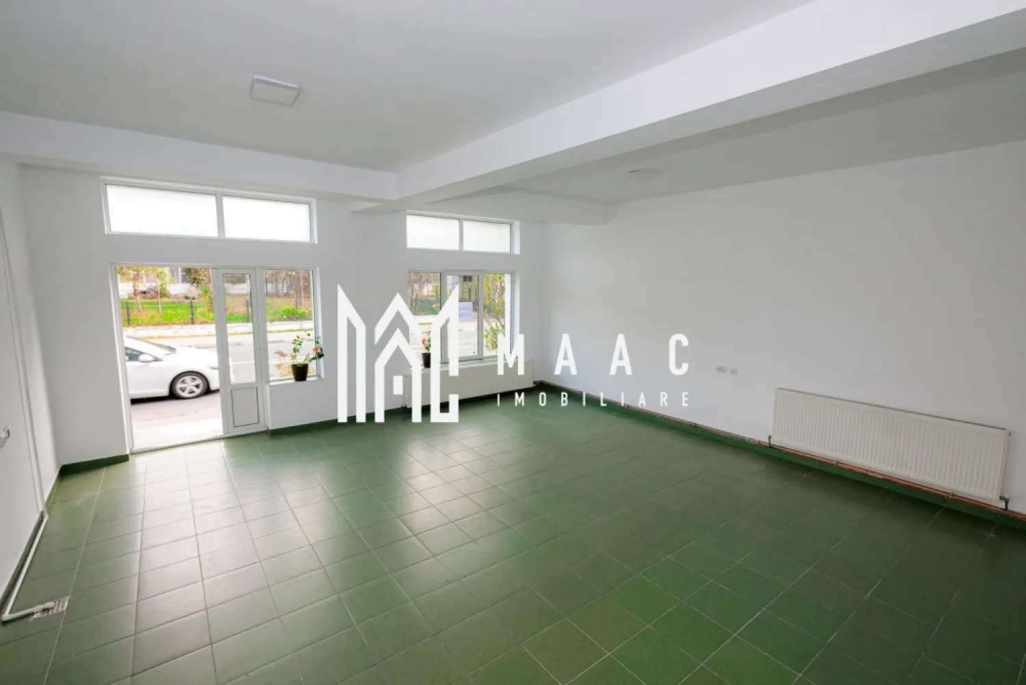 SPATIU COMERCIAL DE INCHIRIAT| ZONA MALL-ul NOU| CENTRALA TERMICA - 🏢 Maac Imobiliare propune spre închiriere spațiu comercial – zona Mall Nou, Strada Ferdinand, Râmnicu Vâlcea Maac Imobiliare propune spre închiriere un spațiu comercial situat într-o zonă excelentă, pe Strada Ferdinand, în apropierea Mall-ului Nou din Râmnicu Vâlcea. 📐 Suprafață totală: 100 mp, compartimentată în două încăperi de câte 50 mp fiecare – ideal pentru birouri, showroom, salon, cabinet sau alte activități comerciale. 🔥 Spațiul este dotat cu centrală termică proprie, oferind confort termic pe tot parcursul anului. ✔️ Avantaje: Compartimentare practică și flexibilă Acces facil și vizibilitate excelentă 💰 Preț: 600 € / lună 📞 Pentru mai multe detalii sau vizionări: Maac Imobiliare CP2812290 }}