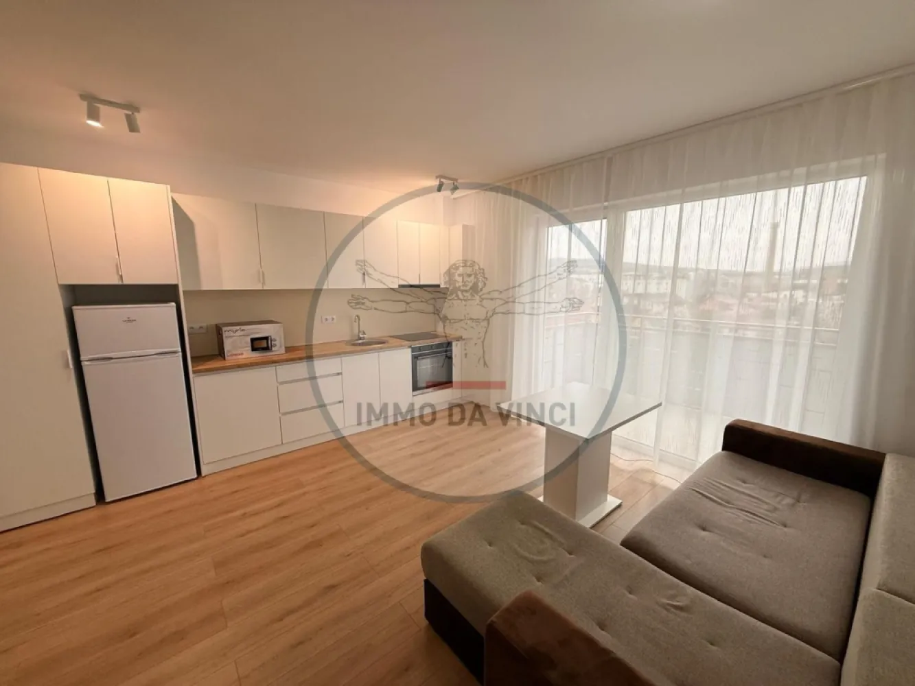 🔑 Prima închiriere: 2 Camere | Parcare Subterană | Marasti/Bulgaria - ✨ PRIMA ÎNCHIRIERE – Totul NOU, Modern & Ready to Move! ✨ Cauți un loc unde confortul de acasă se îmbină cu facilitățile de top? Acest apartament situat în cartierul Bulgaria (str. Bobâlnei) este la prima utilizare și își așteaptă primii chiriași! 🏠🔑 📐 Spațiul tău ideal: Suprafață: 45 mp utili + un balcon generos de 7 mp pentru cafeaua de dimineață ☕ Compartimentare: Dormitor primitor + Living open-space cu bucătărie modernă + Baie elegantă. Etaj: 3 din 6, într-un bloc finalizat în 2025 🏗️. 🏙️ Facilități complex & Lifestyle: Curte interioară privată cu spații verzi și loc de joacă (liniște și siguranță) 🌳. 2 lifturi ultra-moderne și rapide. 🚗 PARCARE SUBTERANĂ INCLUSĂ – cu barieră și poartă cu telecomandă. Uită de grija locului de parcare! 📍 Locație ultra-convenabilă: 🚌 Transport: Stație de autobuz la doar 50m. 🛒 Shopping: Supermarket la 200m, Kaufland la 5 min și Auchan la 10 min. 💰 Preț: 550 EUR / lună (negociabil, cu parcarea inclusă!) 📞 Sună acum pentru o vizionare: 0756 935 933 | 0741 486 518 | 0749 367 179 }}