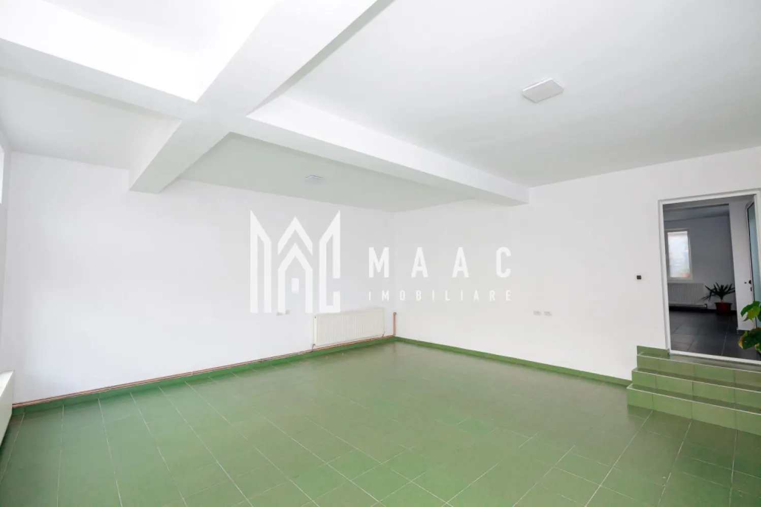 SPATIU COMERCIAL DE INCHIRIAT| ZONA MALL-ul NOU| CENTRALA TERMICA - 🏢 Maac Imobiliare propune spre închiriere spațiu comercial – zona Mall Nou, Strada Ferdinand, Râmnicu Vâlcea Maac Imobiliare propune spre închiriere un spațiu comercial situat într-o zonă excelentă, pe Strada Ferdinand, în apropierea Mall-ului Nou din Râmnicu Vâlcea. 📐 Suprafață totală: 100 mp, compartimentată în două încăperi de câte 50 mp fiecare – ideal pentru birouri, showroom, salon, cabinet sau alte activități comerciale. 🔥 Spațiul este dotat cu centrală termică proprie, oferind confort termic pe tot parcursul anului. ✔️ Avantaje: Compartimentare practică și flexibilă Acces facil și vizibilitate excelentă 💰 Preț: 600 € / lună 📞 Pentru mai multe detalii sau vizionări: Maac Imobiliare CP2812290 }}