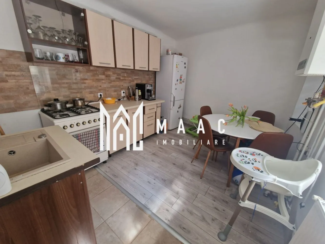 Apartament 3 camere curte privata zona Centrala - MAAC Imobiliare vă propune spre vânzare un apartament generos, situat într-o zonă ultracentrală din Sibiu, la doar câteva minute de mers pe jos până în Piața Mare, una dintre cele mai căutate locații din oraș, ideală atât pentru locuire, cât și pentru investiție. Apartamentul este amplasat la etajul 1 și se vinde complet mobilat, fiind pregătit pentru utilizare imediată. Datorită compartimentării versatile, proprietatea este potrivită inclusiv pentru închirieri în regim hotelier, oferind un spațiu separat cu baie proprie, ideal pentru oaspeți, birou sau cameră de copii. Suprafața utilă de 66 mp este eficient distribuită, oferind confort și funcționalitate într-o zonă premium a orașului. Compartimentarea este practică și bine organizată, incluzând spații luminoase și acces facil între încăperi, iar elementele precum terasa și pivnița adaugă un plus de valoare proprietății. -dormitor -baie cu geam -living -hol de intrare -bucătărie -cameră separată cu baie proprie -anexă -terasă -pivniță Pentru mai multe detalii vă rugăm să menționați CP3006258 la telefon. }}