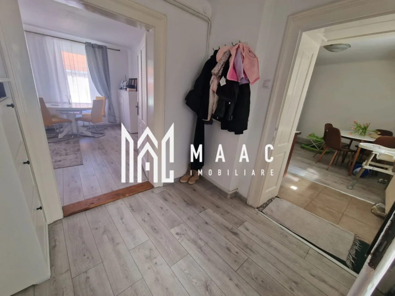 Apartament 3 camere curte privata zona Centrala - MAAC Imobiliare vă propune spre vânzare un apartament generos, situat într-o zonă ultracentrală din Sibiu, la doar câteva minute de mers pe jos până în Piața Mare, una dintre cele mai căutate locații din oraș, ideală atât pentru locuire, cât și pentru investiție. Apartamentul este amplasat la etajul 1 și se vinde complet mobilat, fiind pregătit pentru utilizare imediată. Datorită compartimentării versatile, proprietatea este potrivită inclusiv pentru închirieri în regim hotelier, oferind un spațiu separat cu baie proprie, ideal pentru oaspeți, birou sau cameră de copii. Suprafața utilă de 66 mp este eficient distribuită, oferind confort și funcționalitate într-o zonă premium a orașului. Compartimentarea este practică și bine organizată, incluzând spații luminoase și acces facil între încăperi, iar elementele precum terasa și pivnița adaugă un plus de valoare proprietății. -dormitor -baie cu geam -living -hol de intrare -bucătărie -cameră separată cu baie proprie -anexă -terasă -pivniță Pentru mai multe detalii vă rugăm să menționați CP3006258 la telefon. }}