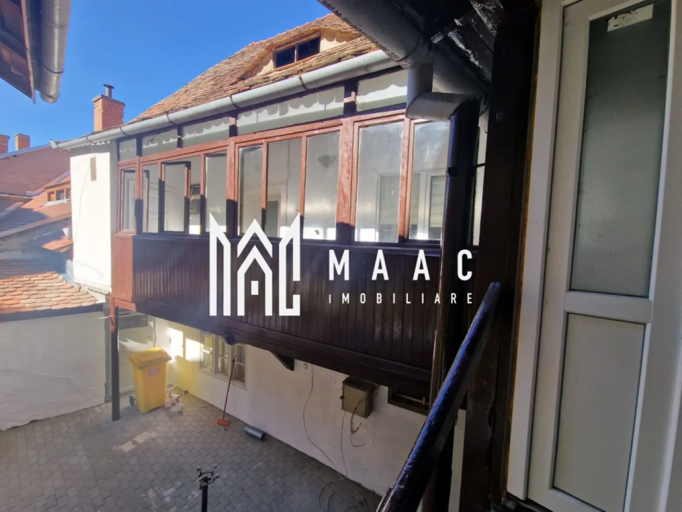 Apartament 3 camere curte privata zona Centrala - MAAC Imobiliare vă propune spre vânzare un apartament generos, situat într-o zonă ultracentrală din Sibiu, la doar câteva minute de mers pe jos până în Piața Mare, una dintre cele mai căutate locații din oraș, ideală atât pentru locuire, cât și pentru investiție. Apartamentul este amplasat la etajul 1 și se vinde complet mobilat, fiind pregătit pentru utilizare imediată. Datorită compartimentării versatile, proprietatea este potrivită inclusiv pentru închirieri în regim hotelier, oferind un spațiu separat cu baie proprie, ideal pentru oaspeți, birou sau cameră de copii. Suprafața utilă de 66 mp este eficient distribuită, oferind confort și funcționalitate într-o zonă premium a orașului. Compartimentarea este practică și bine organizată, incluzând spații luminoase și acces facil între încăperi, iar elementele precum terasa și pivnița adaugă un plus de valoare proprietății. -dormitor -baie cu geam -living -hol de intrare -bucătărie -cameră separată cu baie proprie -anexă -terasă -pivniță Pentru mai multe detalii vă rugăm să menționați CP3006258 la telefon. }}