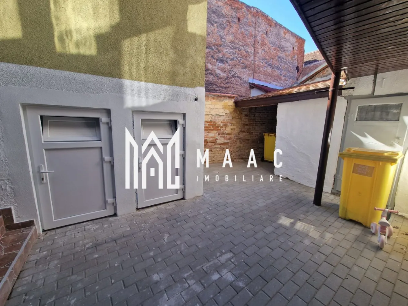 Apartament 3 camere curte privata zona Centrala