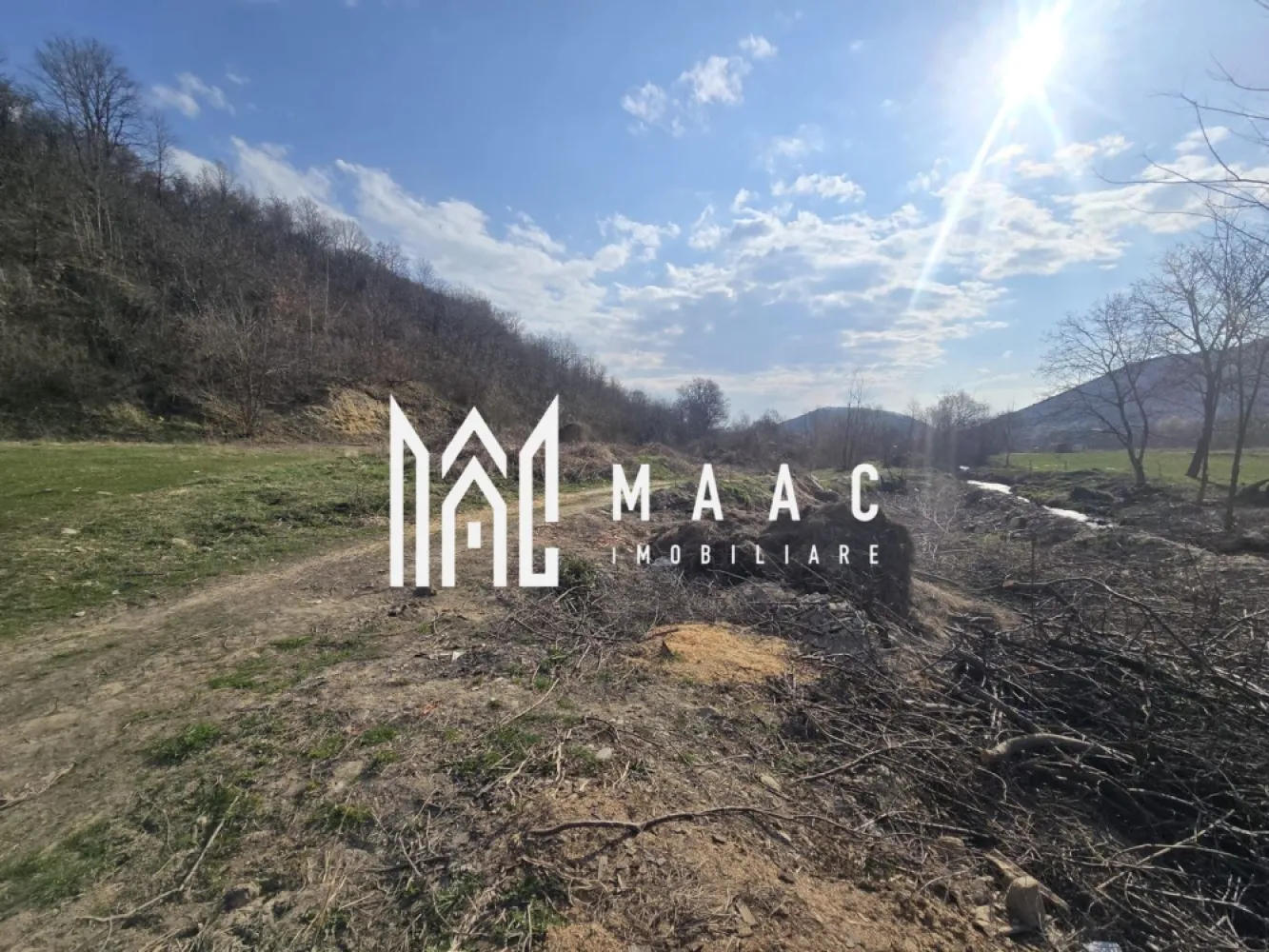 Teren 2317 mp INVESTITIE Sibiel - MAAC Imobiliare vă propune spre vânzare un teren cu suprafața de 2317 mp, situat în Sibiel, pe strada Unghiului, după pensiunea River Chalet, într-un cadru natural deosebit, ideal pentru dezvoltarea unei proprietăți de vacanță sau a unei investiții turistice. Terenul beneficiază de o poziționare privilegiată, având în spate pădurea și în față râul, cu orientare sudică, oferind lumină naturală pe tot parcursul zilei și o perspectivă panoramică asupra împrejurimilor. Locația este potrivită pentru construirea unei cabane, a unei case de locuit sau a unei pensiuni, fiind deja disponibil certificat de urbanism pentru anexe exploatație agricolă. Utilitățile, respectiv curentul electric și canalizarea, sunt disponibile la aproximativ 60 m de teren, facilitând procesul de racordare. -suprafață teren 2317 mp -situat în Sibiel, strada Unghiului, după pensiunea River Chalet -deschidere către râu și pădure în proximitate -orientare sudică -pretabil pentru cabană, casă de locuit sau pensiune -certificat de urbanism pentru anexe exploatație agricolă -utilități (curent și canalizare) la 60 m Pentru mai multe detalii vă rugăm să menționați CP3008646 la telefon. }}