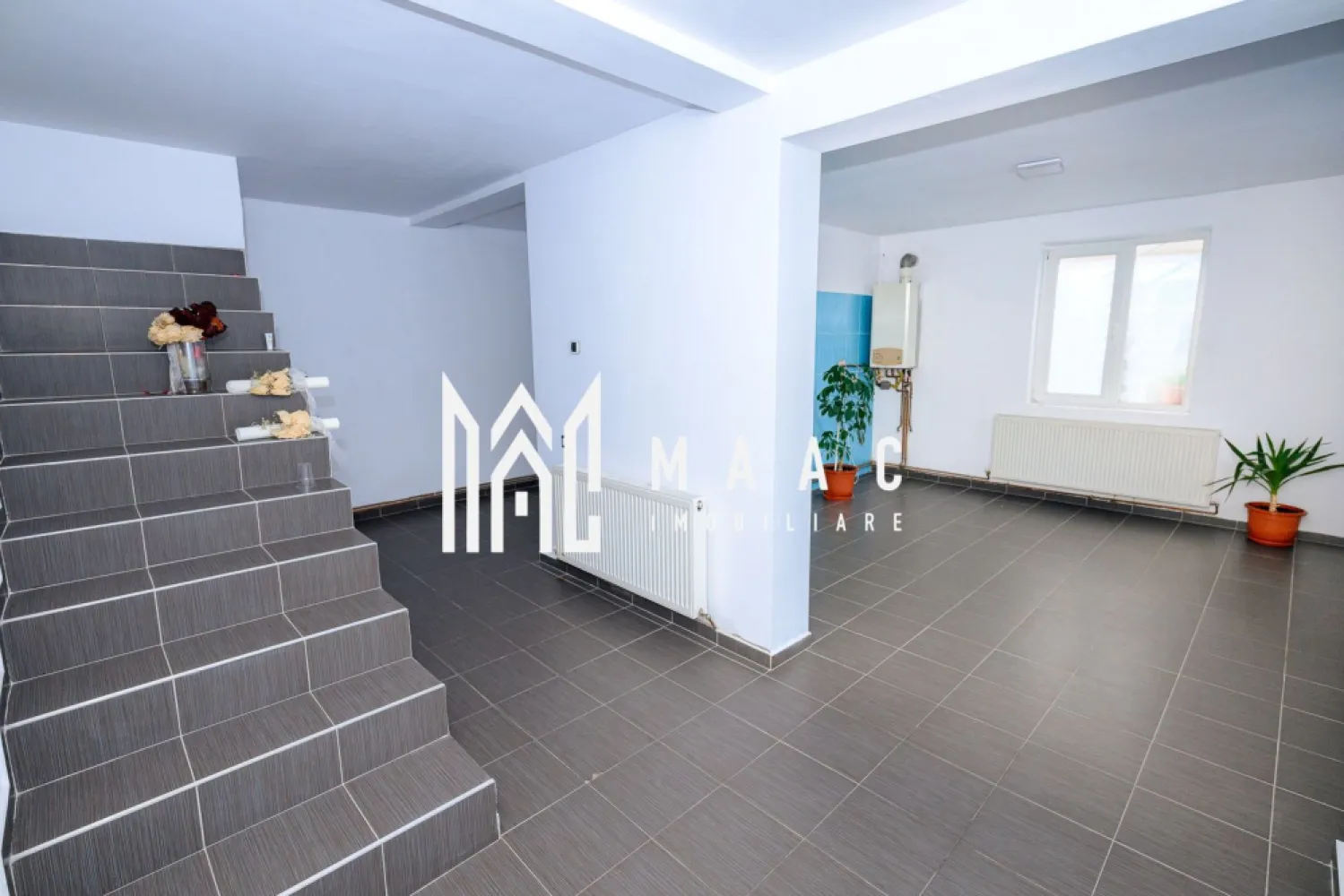 SPATIU COMERCIAL DE INCHIRIAT| ZONA MALL-ul NOU| CENTRALA TERMICA - 🏢 Maac Imobiliare propune spre închiriere spațiu comercial – zona Mall Nou, Strada Ferdinand, Râmnicu Vâlcea Maac Imobiliare propune spre închiriere un spațiu comercial situat într-o zonă excelentă, pe Strada Ferdinand, în apropierea Mall-ului Nou din Râmnicu Vâlcea. 📐 Suprafață totală: 100 mp, compartimentată în două încăperi de câte 50 mp fiecare – ideal pentru birouri, showroom, salon, cabinet sau alte activități comerciale. 🔥 Spațiul este dotat cu centrală termică proprie, oferind confort termic pe tot parcursul anului. ✔️ Avantaje: Compartimentare practică și flexibilă Acces facil și vizibilitate excelentă 💰 Preț: 600 € / lună 📞 Pentru mai multe detalii sau vizionări: Maac Imobiliare CP2812290 }}