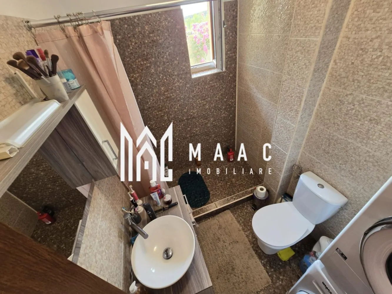 Apartament modern cu gradina 85 mp READY TO MOVE - MAAC Imobiliare vă propune spre vânzare un apartament cu 3 camere, format din 2 dormitoare și living cu bucătărie, situat într-o zonă liniștită, ideal pentru cei care își doresc confortul unui apartament îmbinat cu avantajele unei case. Proprietatea este pregătită pentru mutare imediată, oferind un echilibru optim între funcționalitate, intimitate și spațiu exterior. Apartamentul beneficiază de o compartimentare practică, cu spații luminoase și bine organizate, fiind potrivit atât pentru locuință personală, cât și pentru investiție. Unul dintre principalele avantaje este grădina proprie de 85 mp, un element rar întâlnit, ideal pentru relaxare, activități în aer liber sau pentru familiile cu copii și animale de companie. În curte se regăsește o filigorie acoperită, perfectă pentru petrecerea timpului liber, precum și sursă de apă. Proprietatea dispune de loc de parcare inclus, cu posibilitatea de parcare și în interiorul curții, oferind un plus de confort și siguranță. Zona asigură acces facil către puncte de interes, având în apropiere stație de autobuz și magazin alimentar. -3 camere (2 dormitoare și living cu bucătărie) -spații luminoase și bine compartimentate -grădină proprie 85 mp -filigorie acoperită în curte -sursă de apă în curte -loc de parcare inclus -posibilitate de parcare în interiorul curții -zonă liniștită cu acces facil Pentru mai multe detalii și vizionări vă rugăm să menționați CP3008870 la telefon. }}