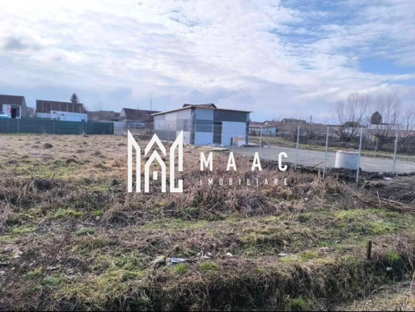 Teren 696 mp în Cristian | utilități pe teren | deschidere la 2 străzi - MAAC Imobiliare vă propune spre vânzare un teren în suprafață de 696 mp, situat în localitatea Cristian, într-o zonă exclusivă de case, apreciată pentru liniște și aer curat. Terenul beneficiază de o poziționare excelentă, având deschidere la două străzi paralele, aspect ce oferă multiple posibilități de acces și compartimentare, fiind ideal atât pentru construcție rezidențială, cât și pentru investiție. Un avantaj major îl reprezintă faptul că toate utilitățile (apă, gaz, curent, canalizare) se află deja pe teren, ceea ce reduce considerabil costurile și timpul necesar demarării construcției. Proprietatea dispune în prezent de autorizație de construire pentru o casă cu 2 apartamente, fiind perfectă pentru două familii sau pentru locuire + investiție (închiriere). Totodată, există posibilitatea obținerii unei noi autorizații, în funcție de preferințele viitorului proprietar. Zona este una foarte liniștită, cu trafic redus, ideală pentru familii care își doresc confort, intimitate și siguranță. Pentru mai multe detalii specificati ca ati vazut anuntul cu ID: CP3008309 }}