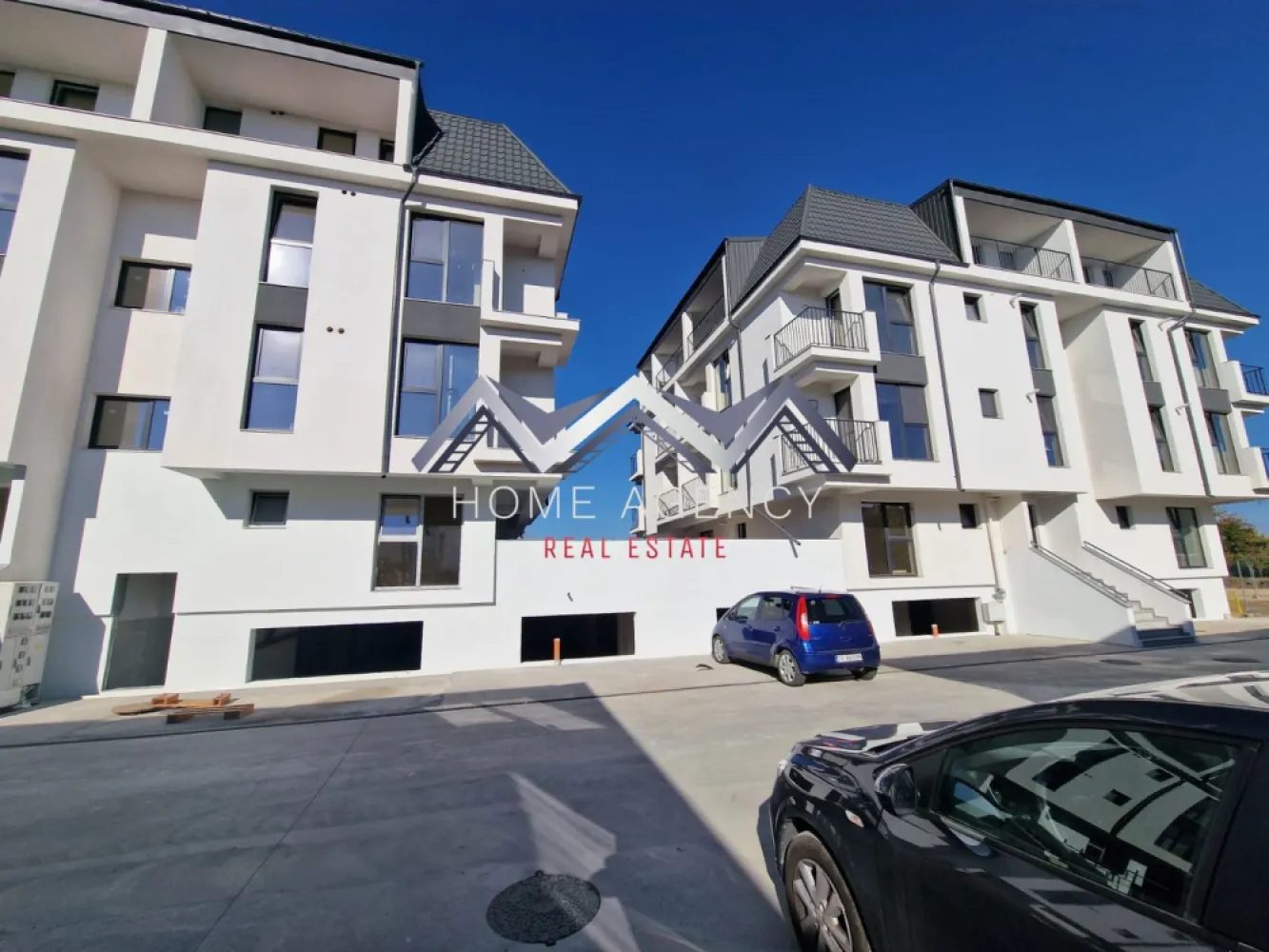 Apartament 2 camere , central Otopeni | Comision 0 | - Vă propunem, spre vânzare, un apartament cu 2 camere, situat în centrul orașului Otopeni, într-un imobil modern (D+P+3). Această locuință combină confortul unui cămin primitor cu funcționalitatea unei investiții inteligente, fiind potrivită atât pentru locuit, cât și pentru închiriere pe termen lung sau regim hotelier (Airbnb, Booking). Zona în care este amplasat apartamentul oferă liniște și acces rapid la tot ce ai nevoie zilnic: supermarketuri, restaurante, bănci, farmacii, piață și transport public. Conectivitatea este excelentă: DN1, Aeroportul Henri Coandă, Centura București și viitoarea stație de metrou sunt la doar câteva minute. Compartimentarea imobilului este foarte practică și inteligent gândită. Livingul este luminos, iar bucătăria separată asigură intimitate și confort pentru gătit, în timp ce dormitorul beneficiază de acces spre balcon, creând un colț privat de relaxare. Baia este modern utilată, iar holul de la intrare permite amenajarea unor spatii de depozitare suplimentare. Confortul termic este garantat de centrala proprie și sistemul de încălzire în pardoseală, pentru un ambient plăcut. Apartamentul se predă cu finisaje moderne și de calitate superioară – parchet, gresie și faianță – astfel încât noul proprietar să se poată muta imediat. Toate utilitățile sunt contorizate individual și racordate la rețele publice, iar apartamentul dispune de loc de parcare propriu inclus, un avantaj semnificativ în zona centrală a Otopeniului. 📸 Imaginile sunt reale. Vizionările sunt disponibile oricând, pentru a evalua calitatea construcției. Prețul afișat este final, include TVA 21% . Nu rata oportunitatea de a locui sau investi într-un apartament modern, într-o zonă centrală, accesibilă și bine conectată. Programează acum o vizionare! }}