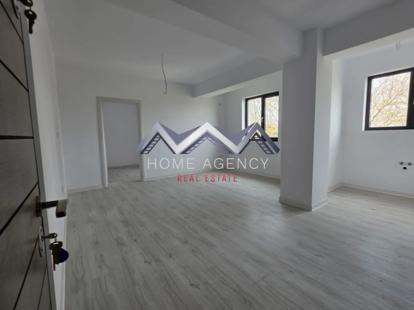 Apartament 2 camere , central Otopeni | Comision 0 | - Vă propunem, spre vânzare, un apartament cu 2 camere, situat în centrul orașului Otopeni, într-un imobil modern (D+P+3). Această locuință combină confortul unui cămin primitor cu funcționalitatea unei investiții inteligente, fiind potrivită atât pentru locuit, cât și pentru închiriere pe termen lung sau regim hotelier (Airbnb, Booking). Zona în care este amplasat apartamentul oferă liniște și acces rapid la tot ce ai nevoie zilnic: supermarketuri, restaurante, bănci, farmacii, piață și transport public. Conectivitatea este excelentă: DN1, Aeroportul Henri Coandă, Centura București și viitoarea stație de metrou sunt la doar câteva minute. Compartimentarea imobilului este foarte practică și inteligent gândită. Livingul este luminos, iar bucătăria separată asigură intimitate și confort pentru gătit, în timp ce dormitorul beneficiază de acces spre balcon, creând un colț privat de relaxare. Baia este modern utilată, iar holul de la intrare permite amenajarea unor spatii de depozitare suplimentare. Confortul termic este garantat de centrala proprie și sistemul de încălzire în pardoseală, pentru un ambient plăcut. Apartamentul se predă cu finisaje moderne și de calitate superioară – parchet, gresie și faianță – astfel încât noul proprietar să se poată muta imediat. Toate utilitățile sunt contorizate individual și racordate la rețele publice, iar apartamentul dispune de loc de parcare propriu inclus, un avantaj semnificativ în zona centrală a Otopeniului. 📸 Imaginile sunt reale. Vizionările sunt disponibile oricând, pentru a evalua calitatea construcției. Prețul afișat este final, include TVA 21% . Nu rata oportunitatea de a locui sau investi într-un apartament modern, într-o zonă centrală, accesibilă și bine conectată. Programează acum o vizionare! }}