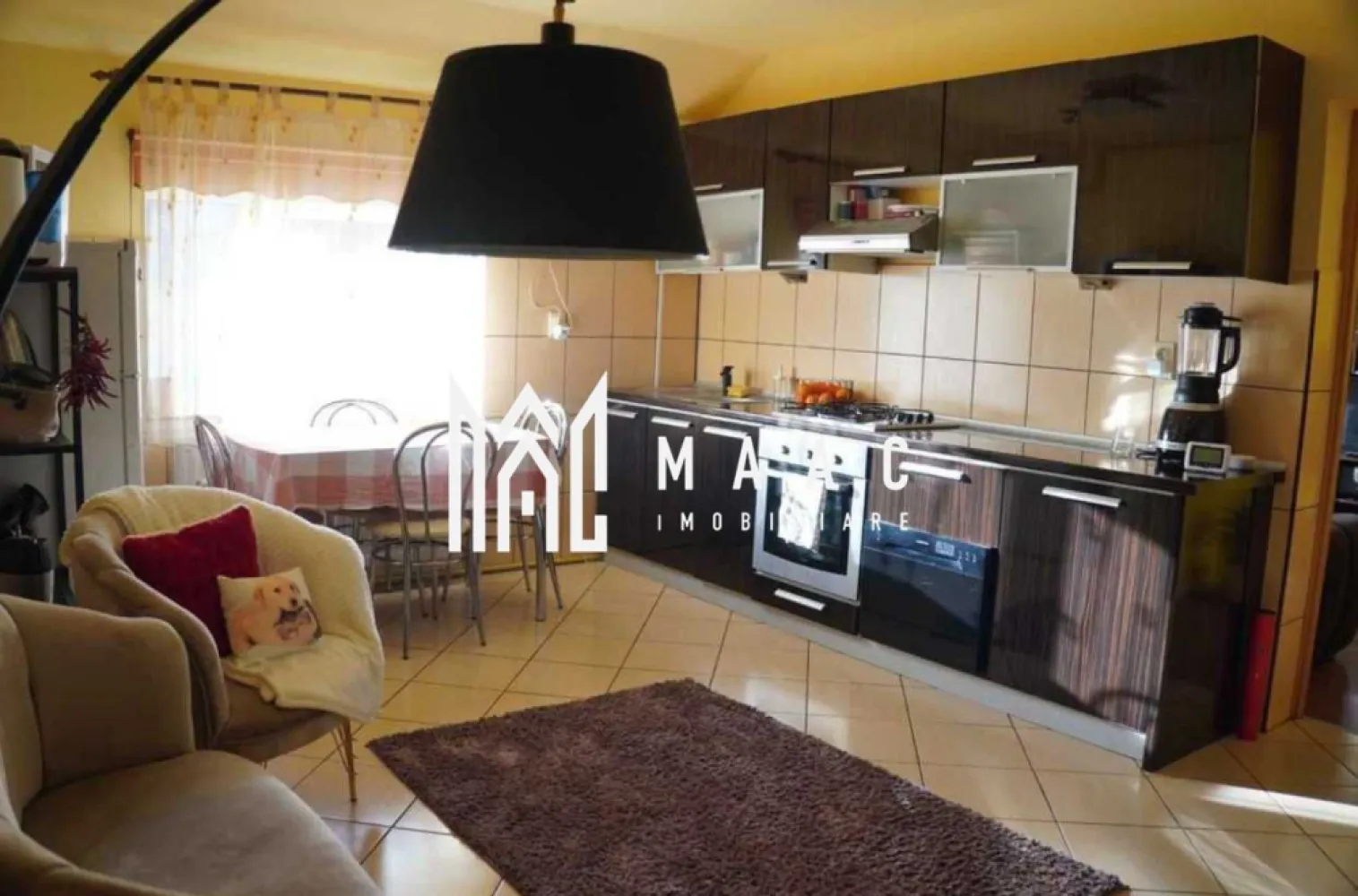 Apartament 2 camere | 56 MPU | Balcon | Turnișor - MAAC Imobiliare vă propune spre închiriere un apartament cu 2 camere, situat într-un bloc izolat din zona Turnișor, Alma. Apartamentul decomandat este compus din hol de acces, bucătărie închisă, sufragerie cu acces pe balcon, dormitor matrimonial și baie cu geam de aerisire. În împrejurimi exista mai multe locuri de parcare disponibile. Se percepe o garanție în cuantumul unei chirii lunare. Nu se acceptă animale de companie. Se predă mobilat/utilat. Disponibilitate: imediată. Pentru mai multe detalii, specificați telefonic ca ati văzut anunțul cu ID: CP3008644. }}