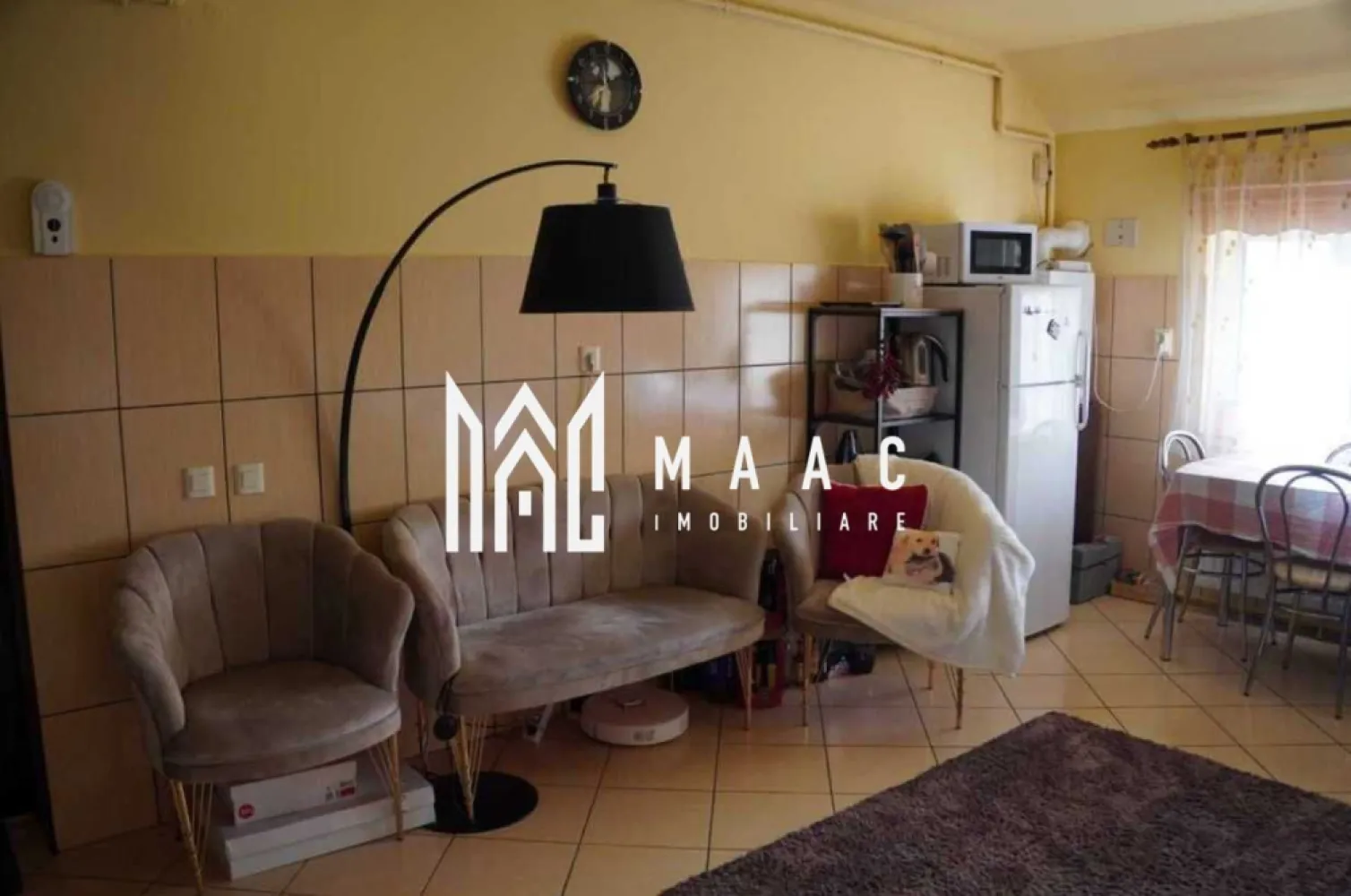 Apartament 2 camere | 56 MPU | Balcon | Turnișor - MAAC Imobiliare vă propune spre închiriere un apartament cu 2 camere, situat într-un bloc izolat din zona Turnișor, Alma. Apartamentul decomandat este compus din hol de acces, bucătărie închisă, sufragerie cu acces pe balcon, dormitor matrimonial și baie cu geam de aerisire. În împrejurimi exista mai multe locuri de parcare disponibile. Se percepe o garanție în cuantumul unei chirii lunare. Nu se acceptă animale de companie. Se predă mobilat/utilat. Disponibilitate: imediată. Pentru mai multe detalii, specificați telefonic ca ati văzut anunțul cu ID: CP3008644. }}