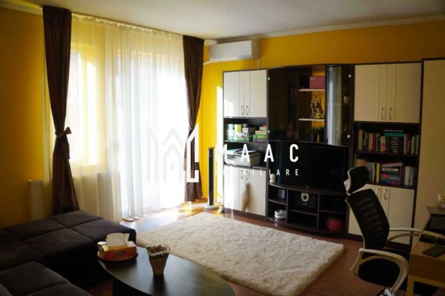 Apartament 2 camere | 56 MPU | Balcon | Turnișor - MAAC Imobiliare vă propune spre închiriere un apartament cu 2 camere, situat într-un bloc izolat din zona Turnișor, Alma. Apartamentul decomandat este compus din hol de acces, bucătărie închisă, sufragerie cu acces pe balcon, dormitor matrimonial și baie cu geam de aerisire. În împrejurimi exista mai multe locuri de parcare disponibile. Se percepe o garanție în cuantumul unei chirii lunare. Nu se acceptă animale de companie. Se predă mobilat/utilat. Disponibilitate: imediată. Pentru mai multe detalii, specificați telefonic ca ati văzut anunțul cu ID: CP3008644. }}