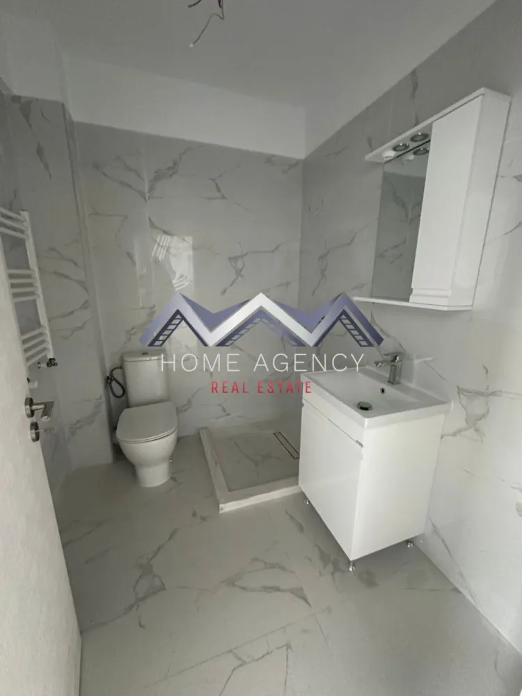 Apartament 2 camere , central Otopeni | Comision 0 | - Vă propunem, spre vânzare, un apartament cu 2 camere, situat în centrul orașului Otopeni, într-un imobil modern (D+P+3). Această locuință combină confortul unui cămin primitor cu funcționalitatea unei investiții inteligente, fiind potrivită atât pentru locuit, cât și pentru închiriere pe termen lung sau regim hotelier (Airbnb, Booking). Zona în care este amplasat apartamentul oferă liniște și acces rapid la tot ce ai nevoie zilnic: supermarketuri, restaurante, bănci, farmacii, piață și transport public. Conectivitatea este excelentă: DN1, Aeroportul Henri Coandă, Centura București și viitoarea stație de metrou sunt la doar câteva minute. Compartimentarea imobilului este foarte practică și inteligent gândită. Livingul este luminos, iar bucătăria separată asigură intimitate și confort pentru gătit, în timp ce dormitorul beneficiază de acces spre balcon, creând un colț privat de relaxare. Baia este modern utilată, iar holul de la intrare permite amenajarea unor spatii de depozitare suplimentare. Confortul termic este garantat de centrala proprie și sistemul de încălzire în pardoseală, pentru un ambient plăcut. Apartamentul se predă cu finisaje moderne și de calitate superioară – parchet, gresie și faianță – astfel încât noul proprietar să se poată muta imediat. Toate utilitățile sunt contorizate individual și racordate la rețele publice, iar apartamentul dispune de loc de parcare propriu inclus, un avantaj semnificativ în zona centrală a Otopeniului. 📸 Imaginile sunt reale. Vizionările sunt disponibile oricând, pentru a evalua calitatea construcției. Prețul afișat este final, include TVA 21% . Nu rata oportunitatea de a locui sau investi într-un apartament modern, într-o zonă centrală, accesibilă și bine conectată. Programează acum o vizionare! }}