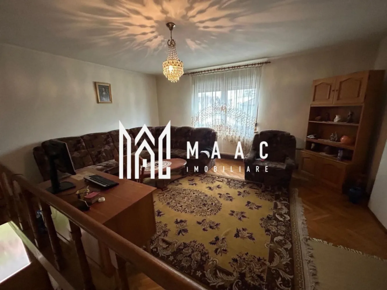 Casa 6 camere I 263 MPU I 700 MP Teren I Talmaciu - MAAC Imobiliare vă propunem spre vânzare o casă spațioasă, situată ultracentral în Tălmaciu, cu acces facil la toate punctele de interes: magazine, gară, școală, farmacie și alte facilități, aflate la doar câteva minute de mers pe jos. Imobilul are o suprafață utilă de 263 mp și este amplasat pe un teren de 700 mp. Casa dispune de două intrări și este structurată pe două etaje + pod mansardabil, oferind multiple posibilități de compartimentare și utilizare. Compartimentare: - 2 livinguri - 4 camere - 2 băi - bucătărie cu mobilier la comandă și aparatură aproape nouă, inclusiv mașină de spălat vase - cămară - terasă închisă - 2 pivnițe - bucătărie de vară - spații de depozitare/magazii Casa beneficiază de scară interioară, parchet masiv în stare foarte bună și un dormitor foarte generos, dotat cu sobă de teracotă amplasată între dormitor și baie, suplimentar față de sistemul de încălzire centralizat. Încălzirea se realizează prin centrală pe gaz, completată de două sobe de teracotă pe lemne. Proprietatea include și garaj pentru o mașină, cu posibilitatea de transformare în spațiu comercial. Această proprietate este ideală atât pentru locuință familială, cât și pentru investiție sau activitate comercială, datorită poziției ultracentrale și a accesului facil. Pentru mai multe detalii si programarea unei vizionari va rugam sa specificati ID: CP2853350 }}