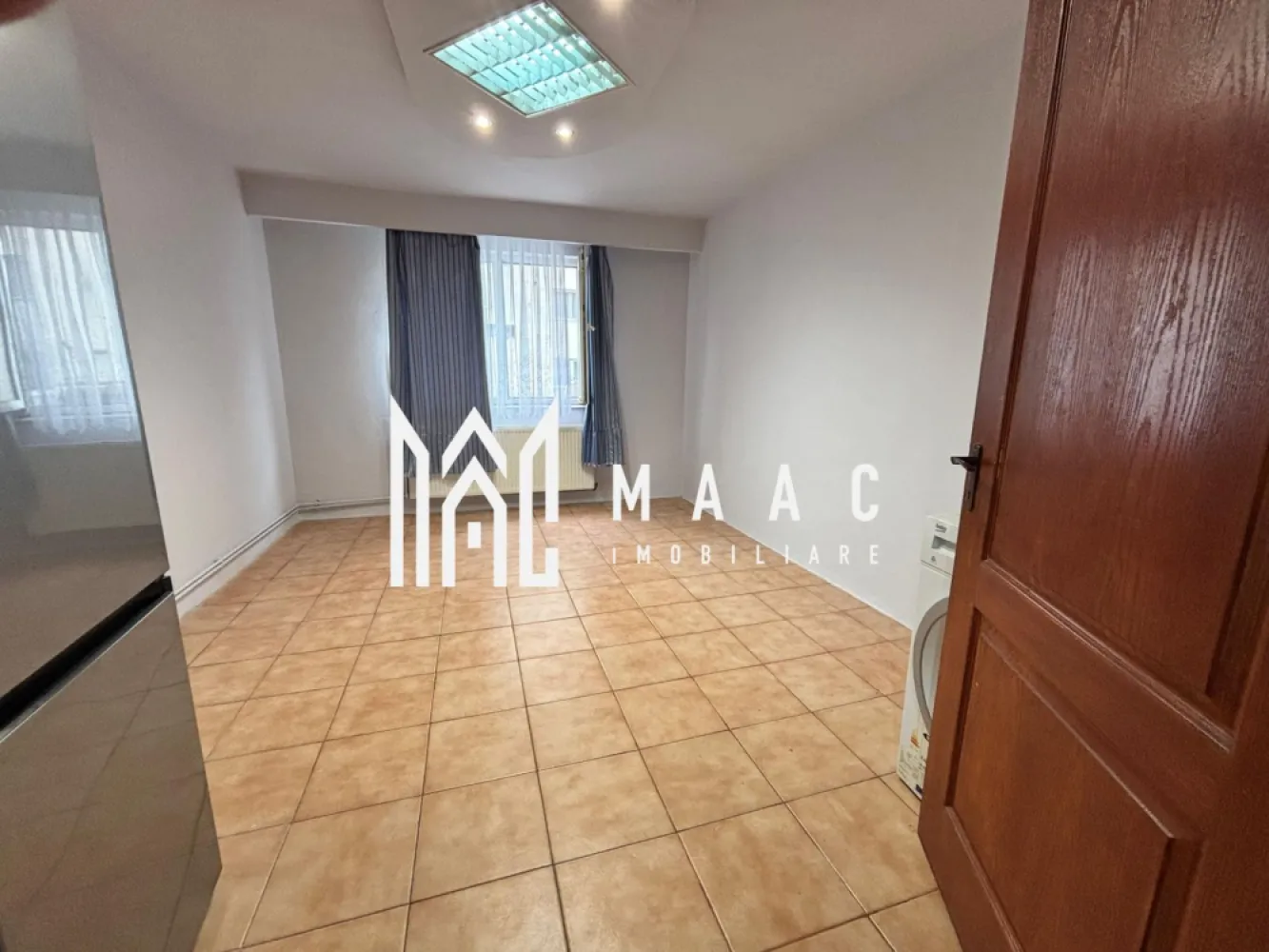 Garsoniera | Parter | 22 MPU | Investitie | Broscarie - MAAC Imobiliare vă propune spre vânzare garsonieră la parter înalt – ideală pentru investiție | Sibiu Garsonieră de vânzare în Sibiu, situată la parter înalt, într-un imobil cu 4 etaje, amplasată într-o zonă cu acces rapid la stație de autobuz, magazine și facilități urbane. Caracteristici principale: Garsonieră cu baie proprie și mini-bucătărie Centrală termică proprie Izolație exterioară Senzor de gaz pentru siguranță Utilități complete: apă, gaz, curent electric, cablu TV Avantaje locație: 1 minut până la stația de autobuz Magazine în apropiere Zonă bine conectată la oraș Acces rapid către puncte de interes Cuvinte cheie relevante: garsonieră Sibiu, garsonieră parter înalt, garsonieră cu centrală proprie, garsonieră de vânzare Sibiu, investiție imobiliară Sibiu, garsonieră aproape de autobuz, garsonieră mobilată Sibiu. Proprietatea este potrivită atât pentru locuire, cât și pentru investiție sigură (închiriere rapidă). Pentru mai multe informații sau pentru a programa o vizionare, nu ezitați să ne contactați, specificand ID: CP2909857 }}