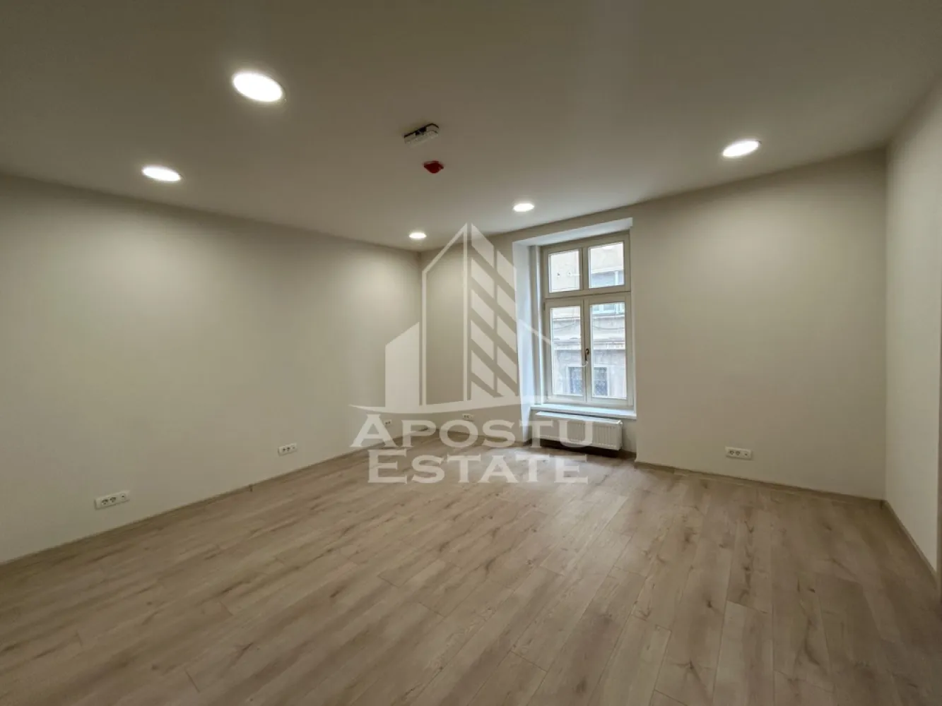 Spatiu birouri, SAD, 68 mp, Zona Ultracentrala Piata Unirii - Agentia imobiliara APOSTU ESTATE va ofera spre inchiriere spatiu pentru birouri,SAD, de 68 mp, langa Piata Unirii Timisoara.

Spatiu este amplasat la etajul 1 al unei cladiri istorice renovate complet, are suprafata totala de 68 mp si este compartimentat in 2 incaperi, 1 grup sanitar, hol si chicineta( conform plan atasat).
Confortul termic este asigurat de centrala proprie pe gaz si aparate de climatizare.
Contorizarea utilitatilor este separata.|
La inchirierea spatiului se achita doua luni de chirie ca si garantie.

Pentru mai multe detalii sau pentru stabilirea unei vizionari nu ezitati sa ne contactati.
CP3216423