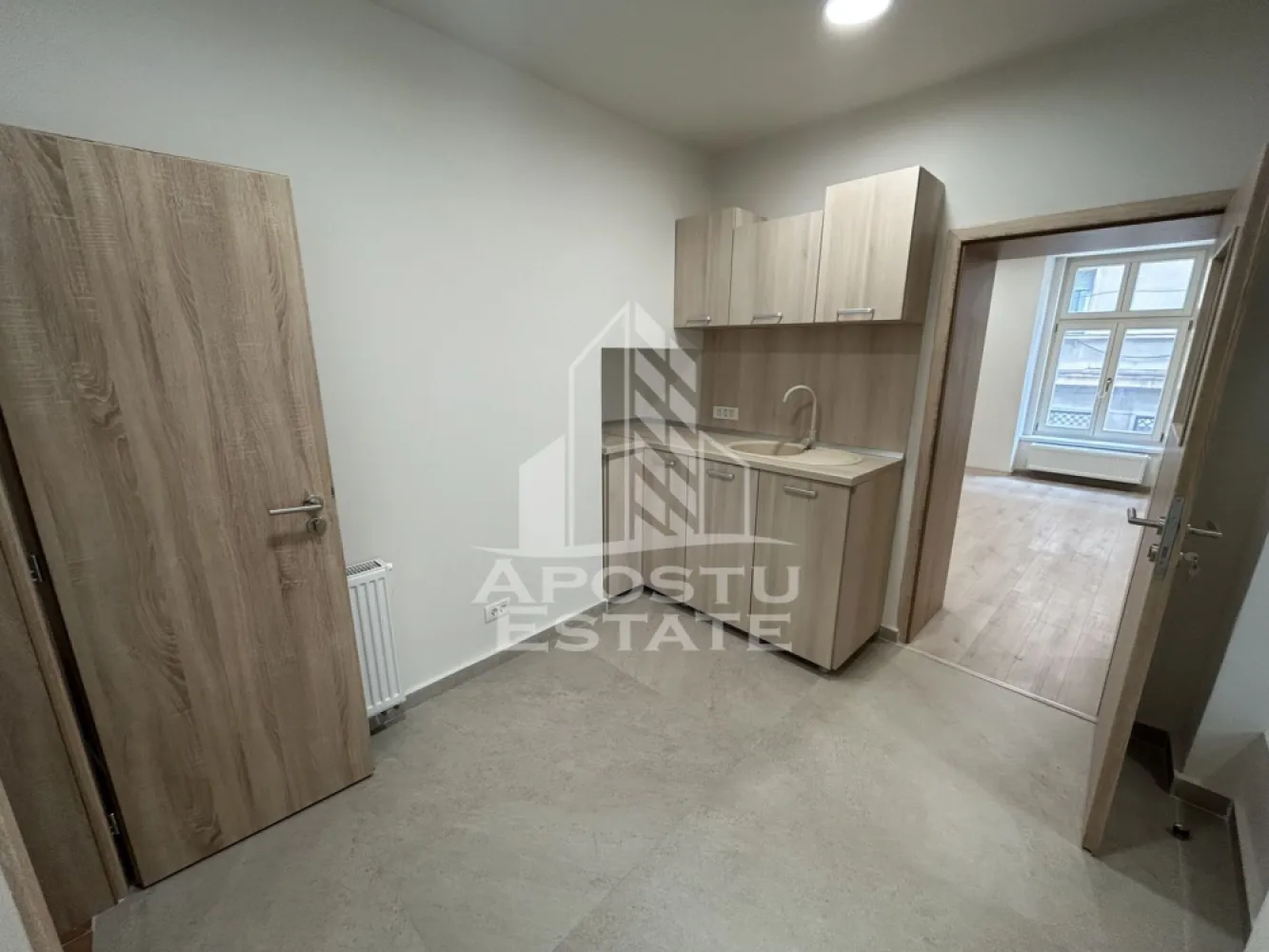 Spatiu birouri, SAD, 68 mp, Zona Ultracentrala Piata Unirii - Agentia imobiliara APOSTU ESTATE va ofera spre inchiriere spatiu pentru birouri,SAD, de 68 mp, langa Piata Unirii Timisoara.

Spatiu este amplasat la etajul 1 al unei cladiri istorice renovate complet, are suprafata totala de 68 mp si este compartimentat in 2 incaperi, 1 grup sanitar, hol si chicineta( conform plan atasat).
Confortul termic este asigurat de centrala proprie pe gaz si aparate de climatizare.
Contorizarea utilitatilor este separata.|
La inchirierea spatiului se achita doua luni de chirie ca si garantie.

Pentru mai multe detalii sau pentru stabilirea unei vizionari nu ezitati sa ne contactati.
CP3216423