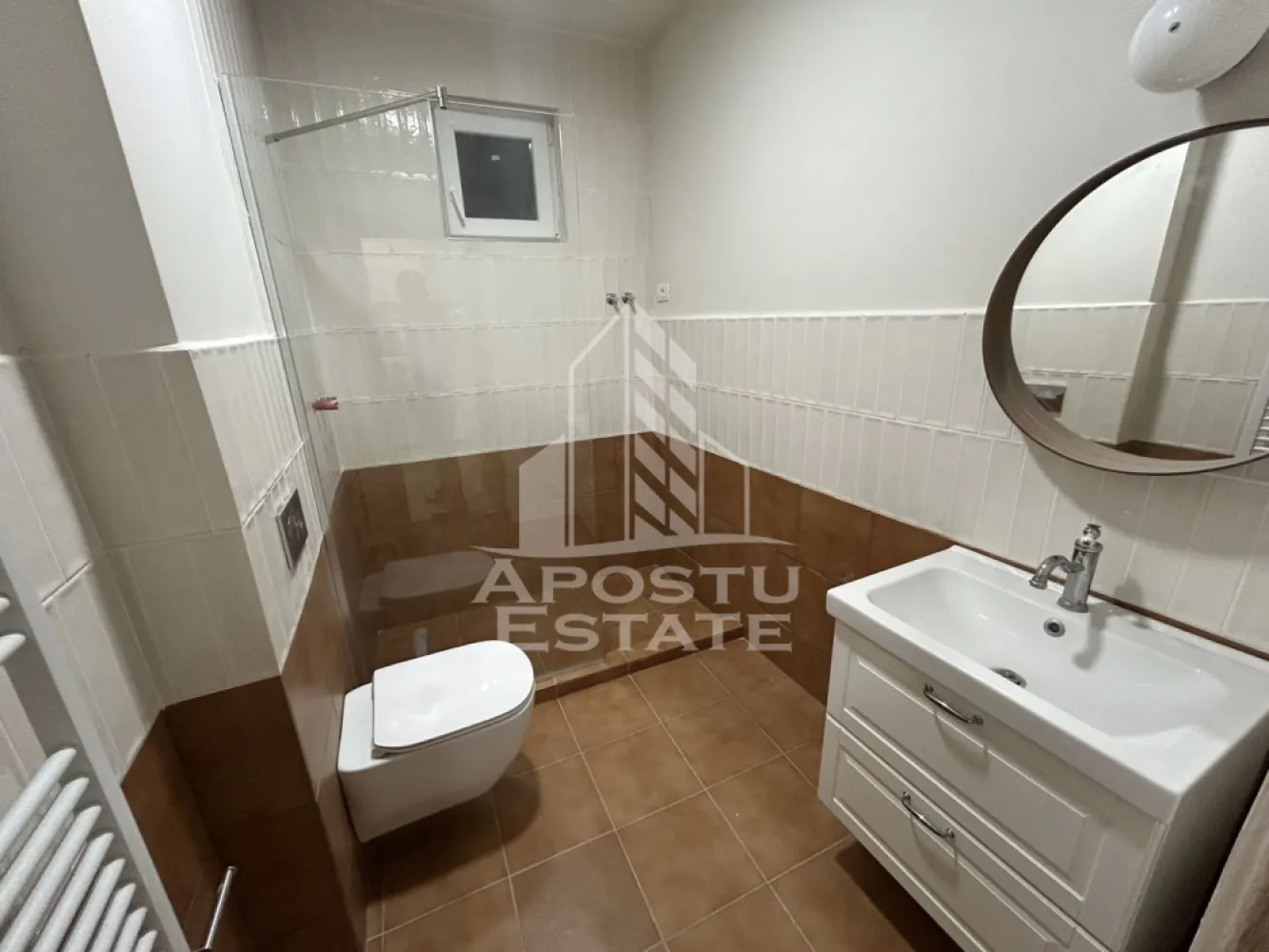 Spatiu birouri, SAD, 68 mp, Zona Ultracentrala Piata Unirii - Agentia imobiliara APOSTU ESTATE va ofera spre inchiriere spatiu pentru birouri,SAD, de 68 mp, langa Piata Unirii Timisoara.

Spatiu este amplasat la etajul 1 al unei cladiri istorice renovate complet, are suprafata totala de 68 mp si este compartimentat in 2 incaperi, 1 grup sanitar, hol si chicineta( conform plan atasat).
Confortul termic este asigurat de centrala proprie pe gaz si aparate de climatizare.
Contorizarea utilitatilor este separata.|
La inchirierea spatiului se achita doua luni de chirie ca si garantie.

Pentru mai multe detalii sau pentru stabilirea unei vizionari nu ezitati sa ne contactati.
CP3216423