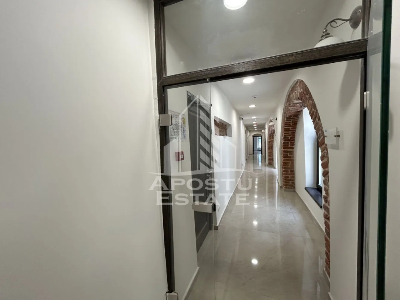 Spatiu birouri, SAD, 68 mp, Zona Ultracentrala Piata Unirii - Agentia imobiliara APOSTU ESTATE va ofera spre inchiriere spatiu pentru birouri,SAD, de 68 mp, langa Piata Unirii Timisoara.

Spatiu este amplasat la etajul 1 al unei cladiri istorice renovate complet, are suprafata totala de 68 mp si este compartimentat in 2 incaperi, 1 grup sanitar, hol si chicineta( conform plan atasat).
Confortul termic este asigurat de centrala proprie pe gaz si aparate de climatizare.
Contorizarea utilitatilor este separata.|
La inchirierea spatiului se achita doua luni de chirie ca si garantie.

Pentru mai multe detalii sau pentru stabilirea unei vizionari nu ezitati sa ne contactati.
CP3216423