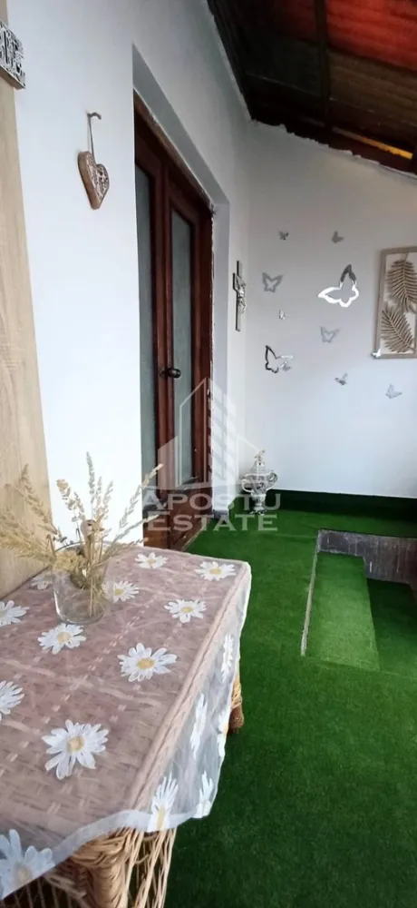 Casa din caramida de vanzare Freidorf Timisoara - APOSTU ESTATE va propune spre vanzare o casa din caramida, cu 497 teren, situata langa Lidl, Freidorf.

Suprafata terenului este de 497 mp, iar casa are urmatoarea compartimentare:

-bucatarie mare ( 16 mpu) cu veranda;
-camara;
-hol;
-camera;
-baie;
-doua dormitoare;
-terasa acoperita;
-diferite anexe gospodaresti.

Locatia este linistita, cu acces rapid la Lidl din Freidorf, diferite unitati de invatamant si mijloace de transport in comun.

Incalzirea se face prin centrala pe gaz.

Va invitam la o vizionare chiar astazi.

CP2877975