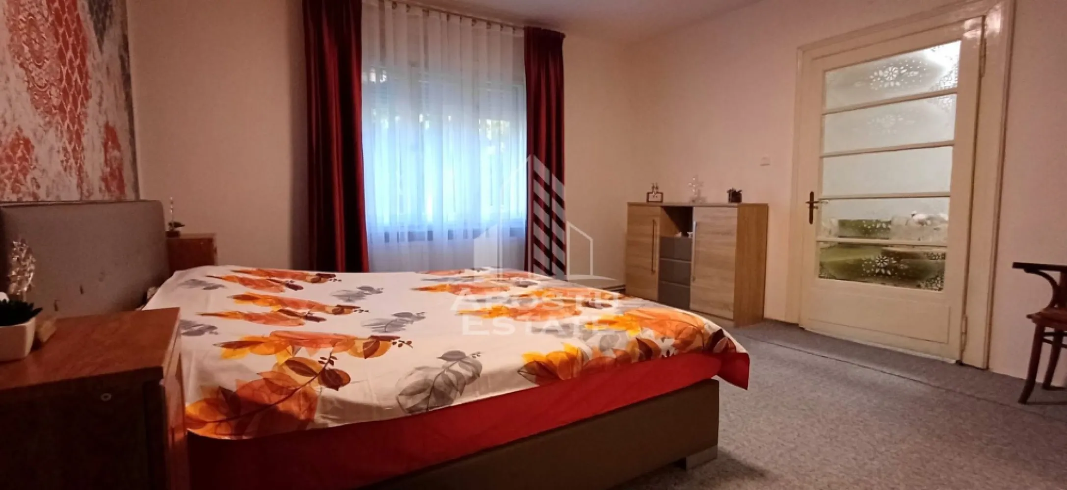 Casa din caramida de vanzare Freidorf Timisoara - APOSTU ESTATE va propune spre vanzare o casa din caramida, cu 497 teren, situata langa Lidl, Freidorf.

Suprafata terenului este de 497 mp, iar casa are urmatoarea compartimentare:

-bucatarie mare ( 16 mpu) cu veranda;
-camara;
-hol;
-camera;
-baie;
-doua dormitoare;
-terasa acoperita;
-diferite anexe gospodaresti.

Locatia este linistita, cu acces rapid la Lidl din Freidorf, diferite unitati de invatamant si mijloace de transport in comun.

Incalzirea se face prin centrala pe gaz.

Va invitam la o vizionare chiar astazi.

CP2877975