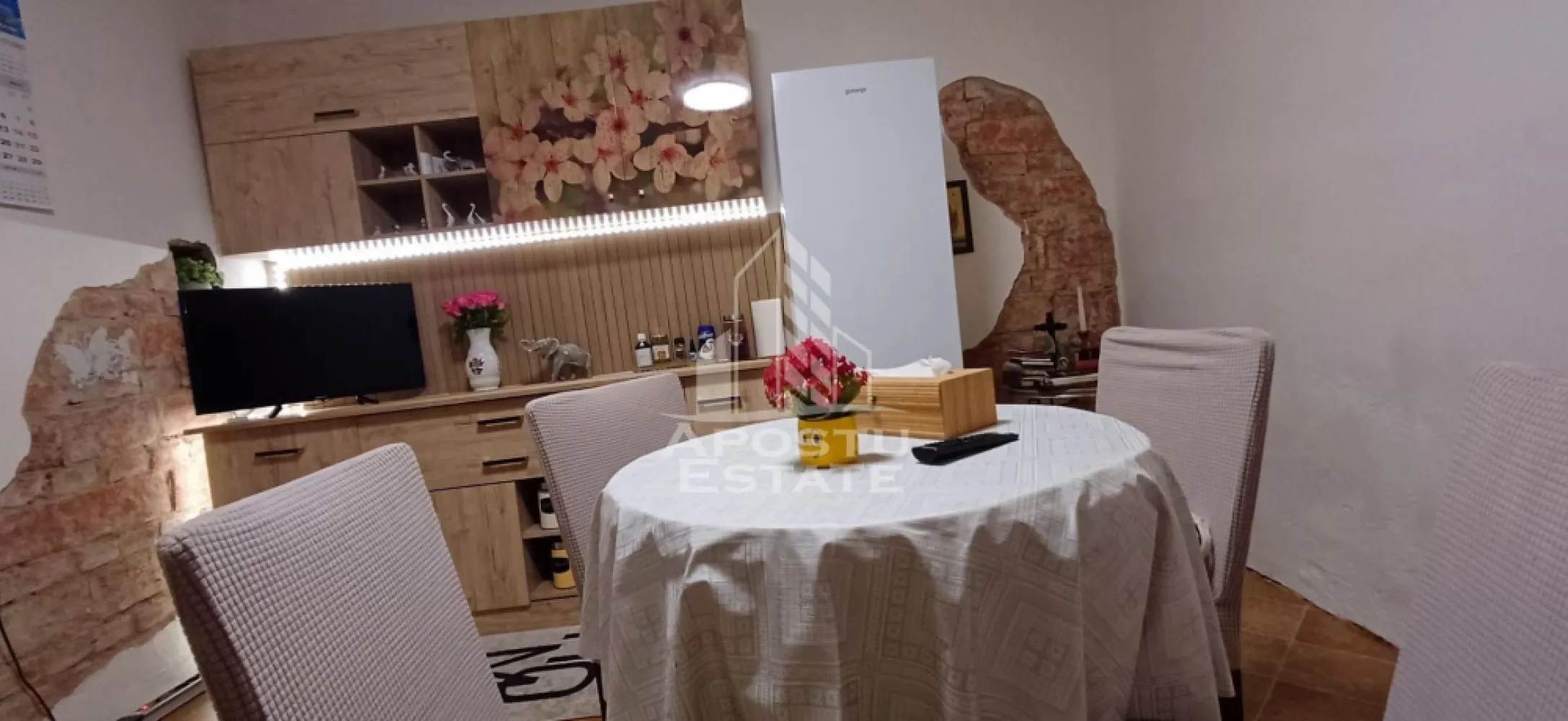 Casa din caramida de vanzare Freidorf Timisoara - APOSTU ESTATE va propune spre vanzare o casa din caramida, cu 497 teren, situata langa Lidl, Freidorf.

Suprafata terenului este de 497 mp, iar casa are urmatoarea compartimentare:

-bucatarie mare ( 16 mpu) cu veranda;
-camara;
-hol;
-camera;
-baie;
-doua dormitoare;
-terasa acoperita;
-diferite anexe gospodaresti.

Locatia este linistita, cu acces rapid la Lidl din Freidorf, diferite unitati de invatamant si mijloace de transport in comun.

Incalzirea se face prin centrala pe gaz.

Va invitam la o vizionare chiar astazi.

CP2877975