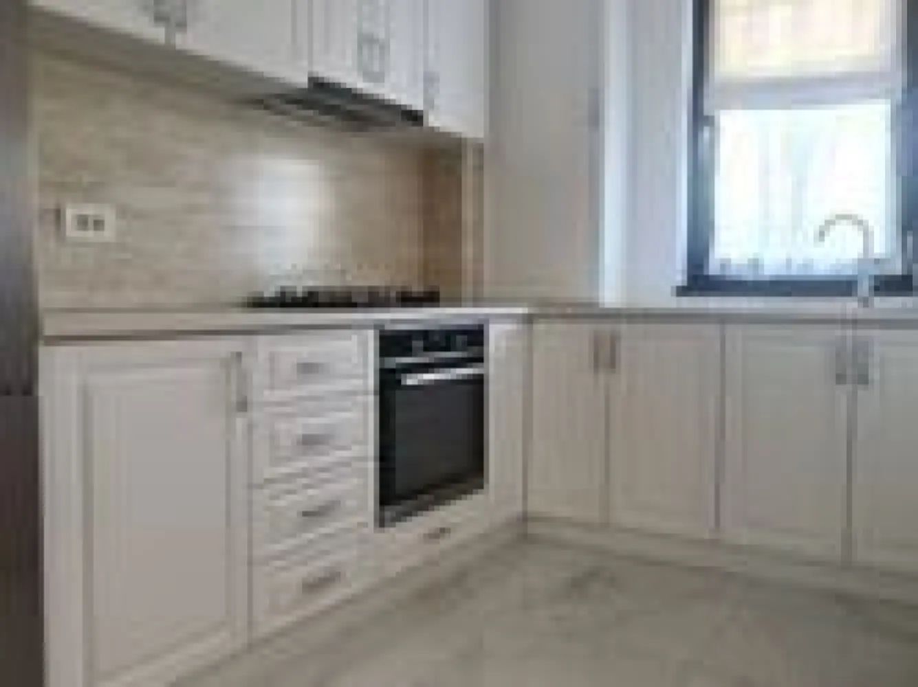 Apartament 2 camere de închiriat – Bloc nou, Micro 17, Parter, 550 euro - Agentia Mag Invest oferă spre închiriere un apartament modern cu 2 camere, situat la etajul 2, într-un bloc nou, amplasat într-o zonă foarte bună, lângă supermarketul Penny și parc, cu acces facil către magazine, mijloace de transport și alte puncte de interes.
Apartamentul este spațios, dispune de balcon și este amenajat cu mobilier de lux, fiind complet mobilat și utilat, gata pentru mutare imediată.
Dotări:
- încălzire în pardoseală;
- mobilier modern, de calitate superioară;
- electrocasnice complete;
- balcon;
- finisaje premium.
Preț chirie: 550 €/lună
Loc de parcare: 50 €/lună (opțional).
Garantie returnabila 550 euro.
Se percepe comision de tranzactionare de la chirias.
Apartamentul este ideal pentru un cuplu sau pentru o persoană care își dorește un stil de viață modern, într-o locație liniștită, aproape de toate facilitățile necesare.
Pentru mai multe informații și programarea unei vizionări, telefon 0741.030.291 Marilena.
