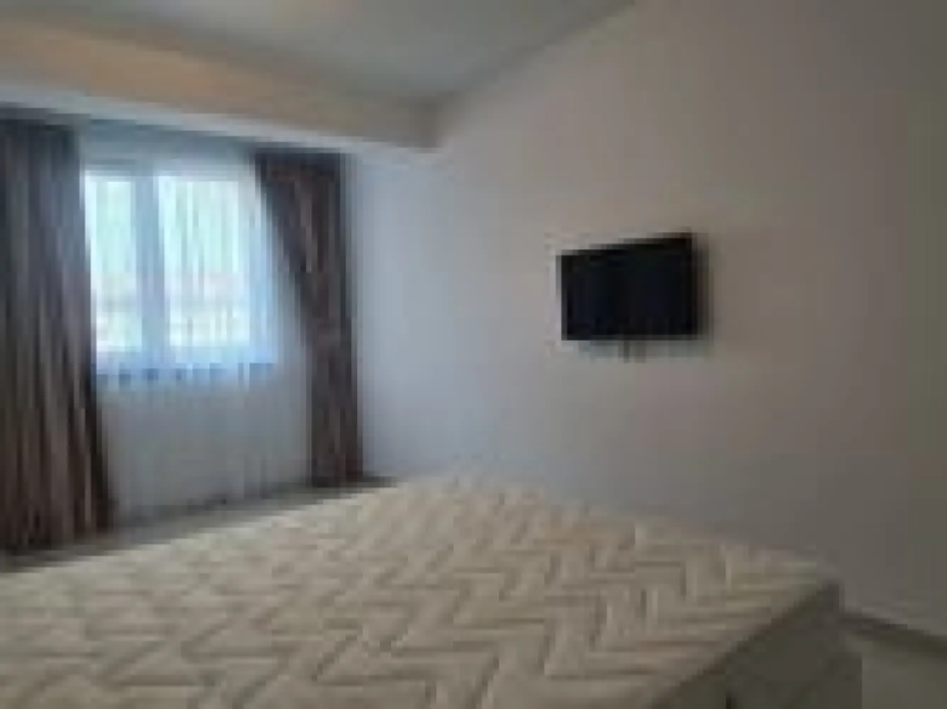 Apartament 2 camere de închiriat – Bloc nou, Micro 17, Parter, 550 euro - Agentia Mag Invest oferă spre închiriere un apartament modern cu 2 camere, situat la etajul 2, într-un bloc nou, amplasat într-o zonă foarte bună, lângă supermarketul Penny și parc, cu acces facil către magazine, mijloace de transport și alte puncte de interes.
Apartamentul este spațios, dispune de balcon și este amenajat cu mobilier de lux, fiind complet mobilat și utilat, gata pentru mutare imediată.
Dotări:
- încălzire în pardoseală;
- mobilier modern, de calitate superioară;
- electrocasnice complete;
- balcon;
- finisaje premium.
Preț chirie: 550 €/lună
Loc de parcare: 50 €/lună (opțional).
Garantie returnabila 550 euro.
Se percepe comision de tranzactionare de la chirias.
Apartamentul este ideal pentru un cuplu sau pentru o persoană care își dorește un stil de viață modern, într-o locație liniștită, aproape de toate facilitățile necesare.
Pentru mai multe informații și programarea unei vizionări, telefon 0741.030.291 Marilena.