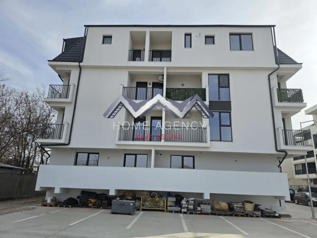 Apartament 2 camere Otopeni central - Achiziția se realizează direct de la dezvoltator, fără perceperea vreunui comision din partea cumpărătorului. Oferim consultanță gratuită pe întreaga durată a procesului de achiziție, asigurând suport specializat la fiecare etapă. De asemenea, la solicitare, punem la dispoziție servicii de brokeraj financiar, fără costuri suplimentare, pentru identificarea celor mai avantajoase soluții de finanțare adaptate nevoilor dumneavoastră. Vă propunem, spre vânzare, un apartament de 2 camere, cu o suprafață utilă generoasă și compartimentare eficientă, într-un imobil nou cu regim de înălțime D+P+3, amplasat în zona centrală a orașului Otopeni. Livingul de 24 mp utili este spațios și luminos, având acces direct către un balcon ideal pentru relaxare. Bucătăria, în suprafață de 8 mp utili, este închisă, perfectă pentru cei care preferă un spațiu separat pentru gătit. Dormitorul oferă intimitate și confort, iar baia este modernă, complet utilată și finisată cu materiale de calitate. Apartamentul se predă finisat cu parchet, gresie și faianță, iar dotările moderne – centrală proprie și încălzire prin pardoseală – asigură confort termic ridicat și costuri reduse la întreținere. Este racordat la toate utilitățile publice: apă, gaze, electricitate și canalizare. Poziționarea este unul dintre marile avantaje: apartamentul se află la câteva minute de mers pe jos de piață, supermarketuri, restaurante, farmacii și transport public. Accesul către DN1, Centura București și Aeroportul Henri Coandă este facil și rapid, iar, în perspectivă, zona va beneficia și de o viitoare stație de metrou. Prețul afișat este final, include TVA și un loc de parcare subteran dedicat. Pozele sunt reale. 📞 Contactează-ne acum pentru mai multe detalii și programează o vizionare! }}