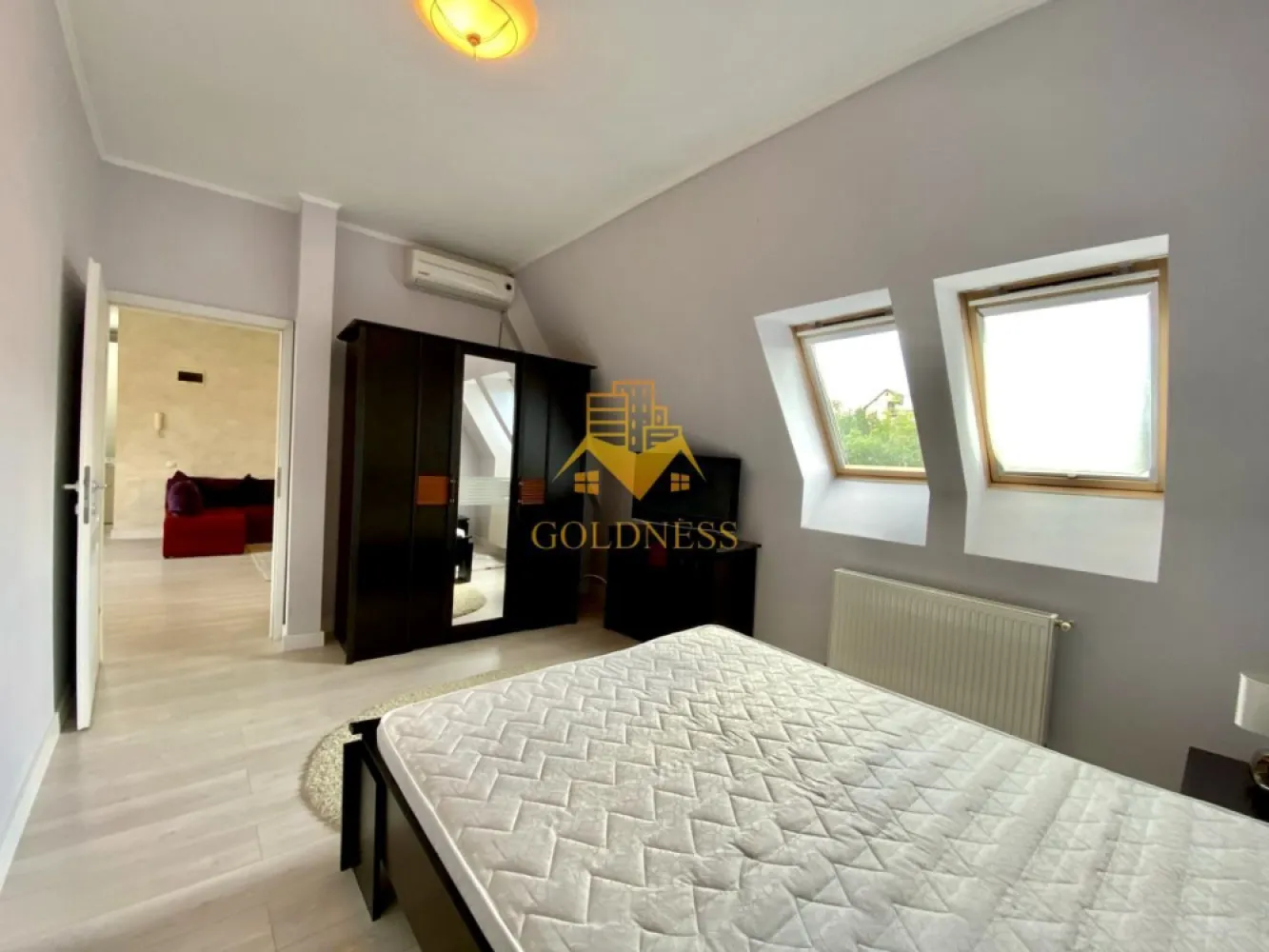 3 camere, Andrei Mureșanu, Calea Turzii, Constantin Brâncuși, Parcare - GOLDNESS Imobiliare vă propune spre închiriere un apartament cu 3 camere complet mobilat și utilat, la Mansarda într-un imobil de P+1+M, în Cartierul Andrei Mureșanu. Dispune de loc de parcare în curte. Se află în apropierea stațiilor de transport în comun, magazine, restaurante, spații verzi, farmacii, etc. Apartamentul este compartimentat astfel: - 2 dormitoare cu pat matrimonial, dressing, noptiere - living cu canapea extensibilă - bucătărie open space complet utilată și mobilată, loc de servit masa - baie cu cada, calorifer port prosop și dulap pentru depozitare. Imobilul este dotat cu toate cele necesare- centrală proprie, frigider, aragaz, hotă, mașină de spălat haine, mașina de spălat vase, etc. Dacă sunteți interesați de acest apartament și doriți să îl vizionați, dar și pentru alte oferte nu ezitați să ne contactați telefonic sau prin e-mail. Vă stăm la dispoziție! Pentru intermediere se percepe un comision de 50% din prețul chiriei! }}