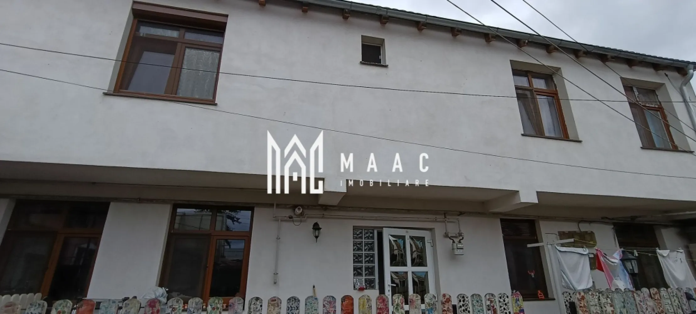 Casă | 120 MPU | 3 camere | Central - MAAC Imobiliare vă propune spre vânzare o casă mobilată, situată în zona străzii 9 Mai ,strategic pentru a oferi un acces rapid către Centrul Istoric, piața agro-alimentară Cibin, facultăți, școli și grădinițe, fiind o variantă potrivită pentru cei care vor sa fie aproape de punctele de interes ale orașului. Compartimentarea este pe parter și etaj, după cum urmează: Parter: Hol, living, bucătarie separată și baie. Etaj: Hol, pod , 2 dormitoare si baie. Podul este mansardabil, putând fi amenajat ca spațiu de locuit suplimentar. Puncte de reper in apropiere: Strada 9 Mai Piața Cibin Centrul vechi la mică distanță de mers pe jos La câțiva pași , stație de autobuz Caracteristici: 120 mp utili Curte comună, dar vecini liniștiți ,o mică parte de curte cu gard proprie aprox.20 mp, unde se poate lua în considerare o mică terasă, și spațiu depozitare în spate îngrădit aprox.30 m,pentru: depozitare,loc de joacă copii mic, sau pentru animale precum cățeluși etc. 2 băi Izolație exterioară Construcție cărămidă Achiziția se poate face prin credit bancar sau din surse proprii. Pentru mai multe detalii sau pentru a programa o vizionare, contactați-ne și specificați codul proprietății ID : CP2997124 }}
