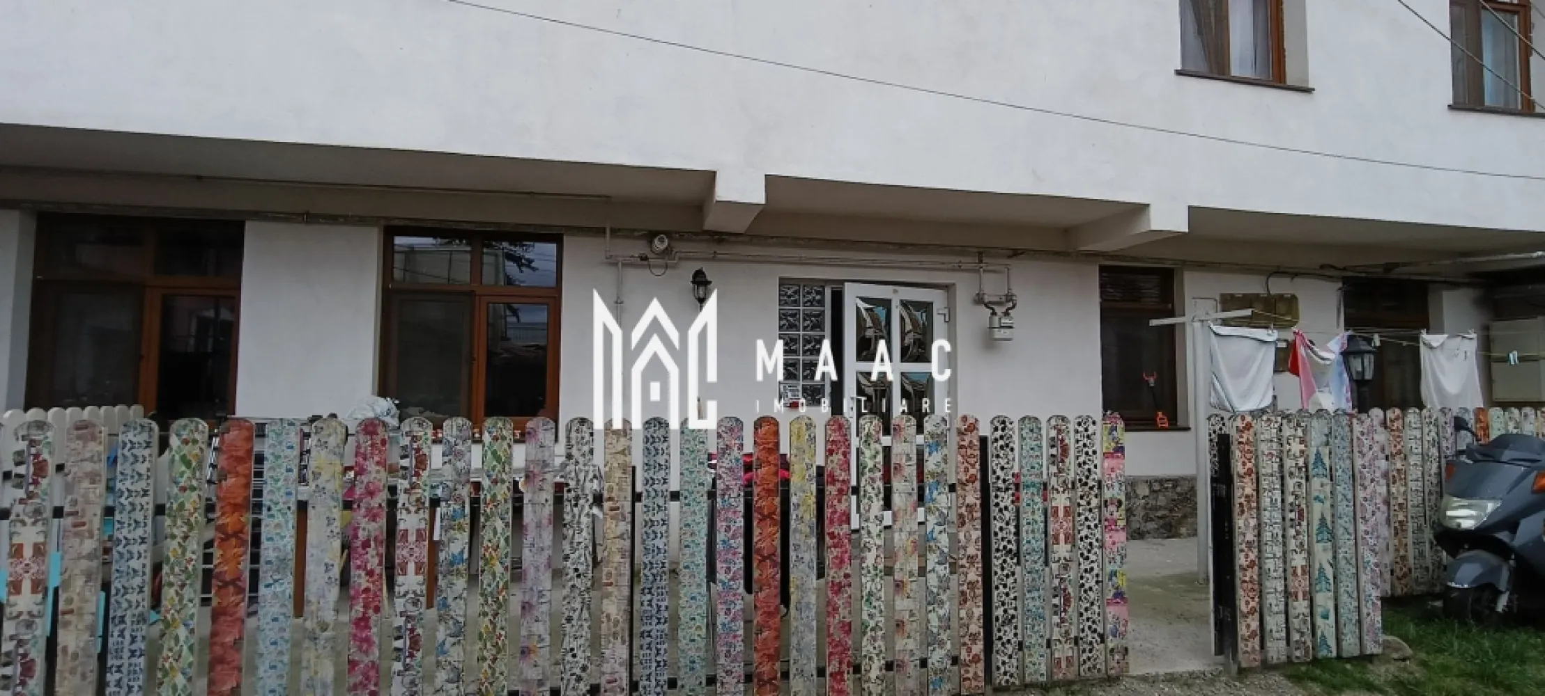 Casă | 120 MPU | 3 camere | Central - MAAC Imobiliare vă propune spre vânzare o casă mobilată, situată în zona străzii 9 Mai ,strategic pentru a oferi un acces rapid către Centrul Istoric, piața agro-alimentară Cibin, facultăți, școli și grădinițe, fiind o variantă potrivită pentru cei care vor sa fie aproape de punctele de interes ale orașului. Compartimentarea este pe parter și etaj, după cum urmează: Parter: Hol, living, bucătarie separată și baie. Etaj: Hol, pod , 2 dormitoare si baie. Podul este mansardabil, putând fi amenajat ca spațiu de locuit suplimentar. Puncte de reper in apropiere: Strada 9 Mai Piața Cibin Centrul vechi la mică distanță de mers pe jos La câțiva pași , stație de autobuz Caracteristici: 120 mp utili Curte comună, dar vecini liniștiți ,o mică parte de curte cu gard proprie aprox.20 mp, unde se poate lua în considerare o mică terasă, și spațiu depozitare în spate îngrădit aprox.30 m,pentru: depozitare,loc de joacă copii mic, sau pentru animale precum cățeluși etc. 2 băi Izolație exterioară Construcție cărămidă Achiziția se poate face prin credit bancar sau din surse proprii. Pentru mai multe detalii sau pentru a programa o vizionare, contactați-ne și specificați codul proprietății ID : CP2997124 }}